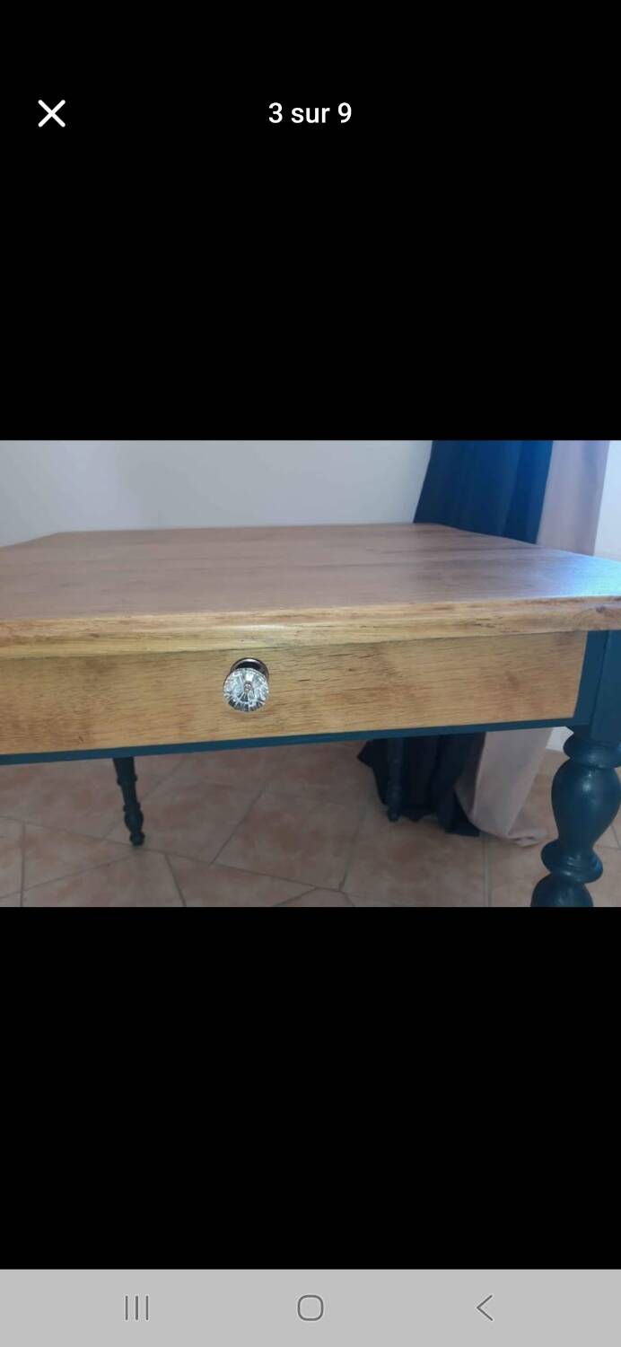Table rouge bois carré