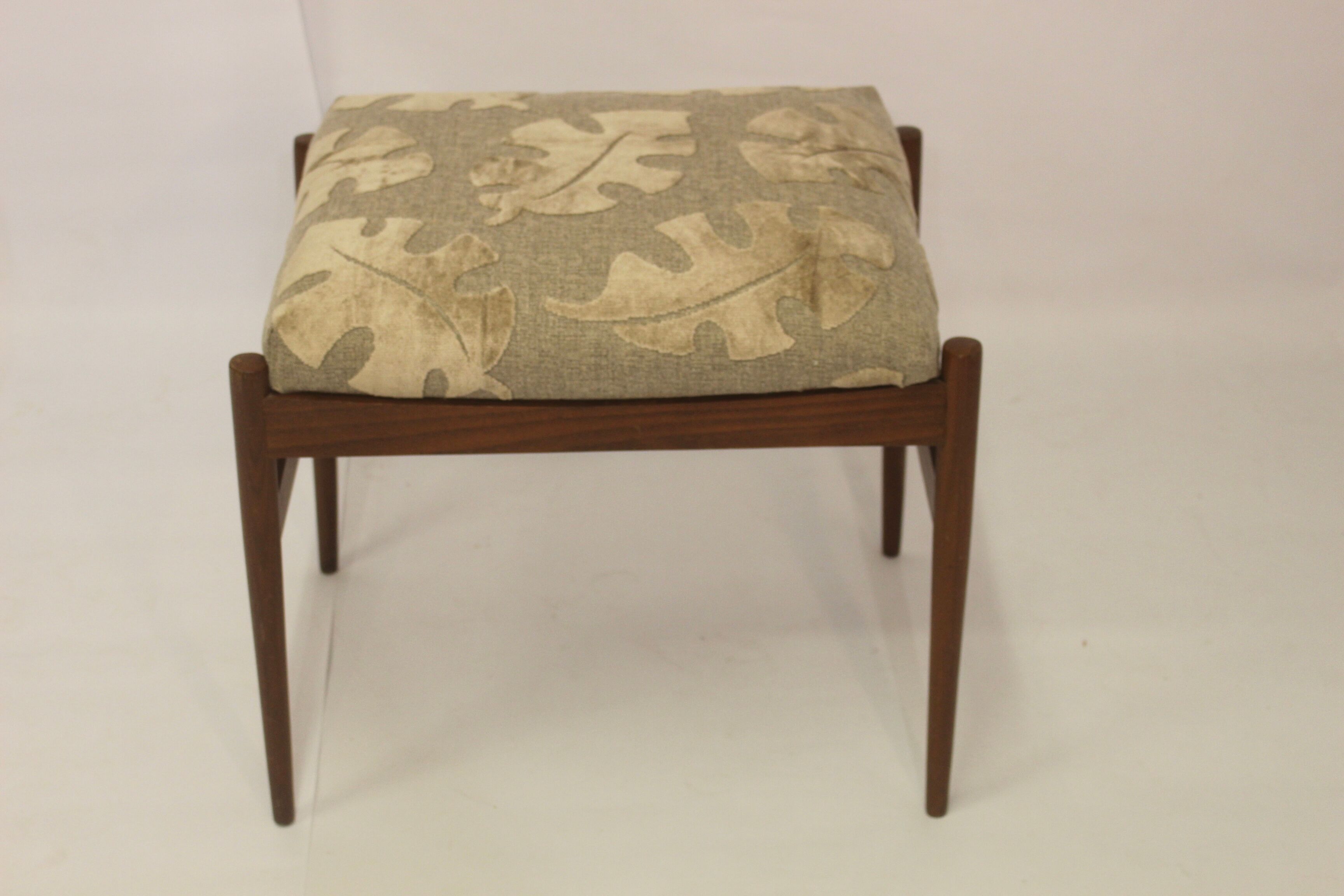 Scandinavian stool in beech 50