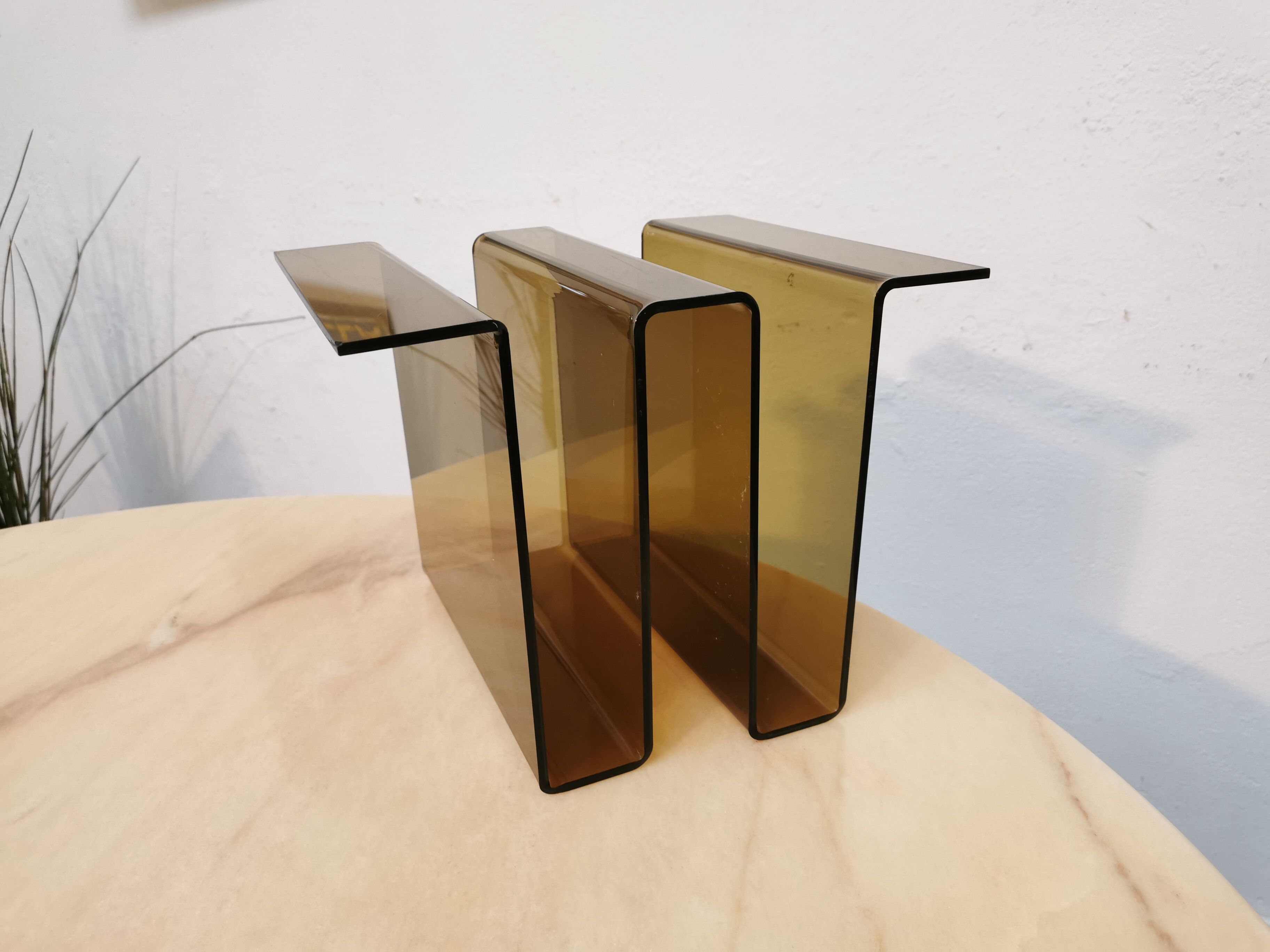 Vintage magazine door Plexiglas 1970