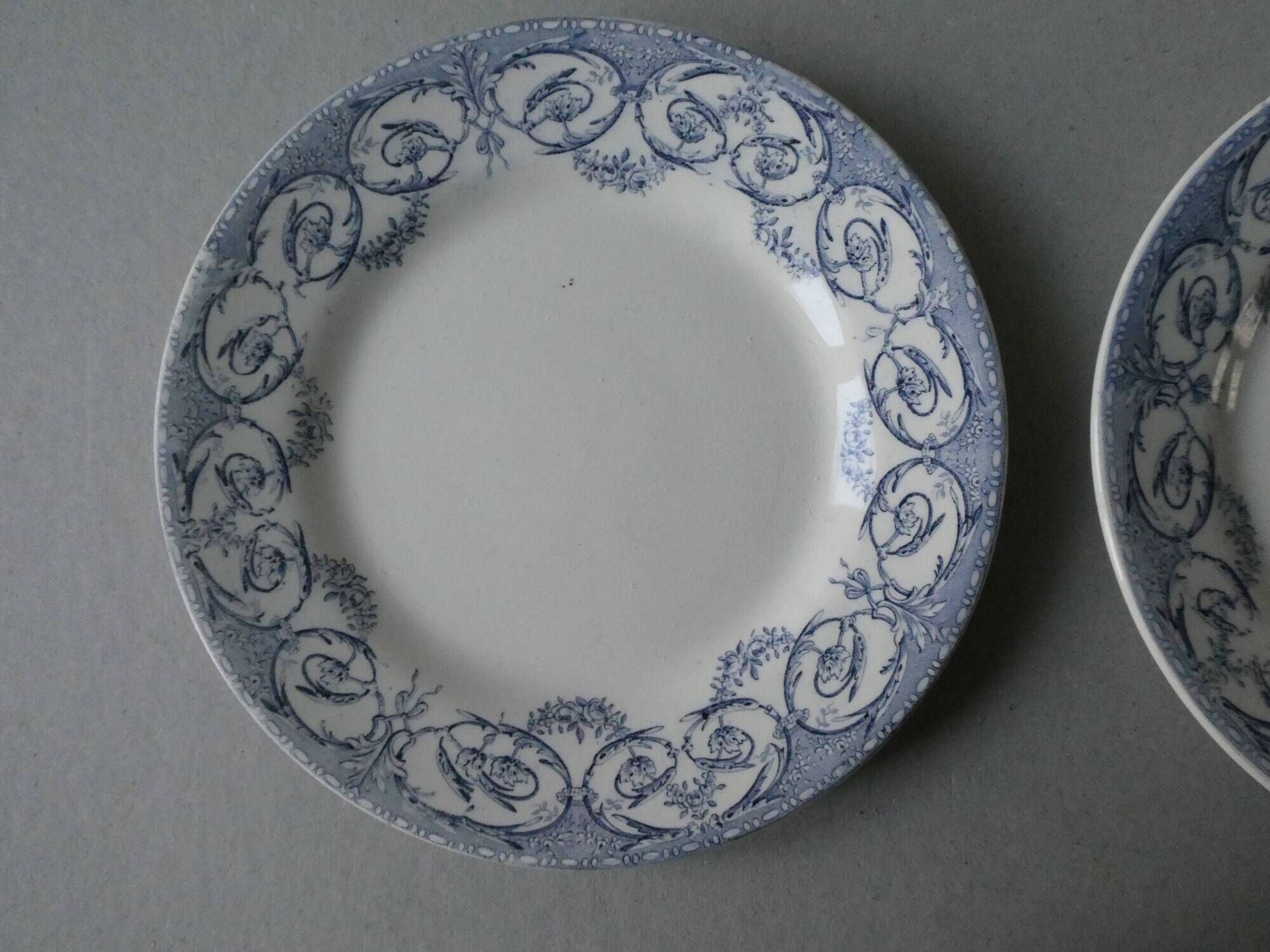 Set of 3 plates and 1 ravier Creil Montereau Terre de Fer, Dubarry décor