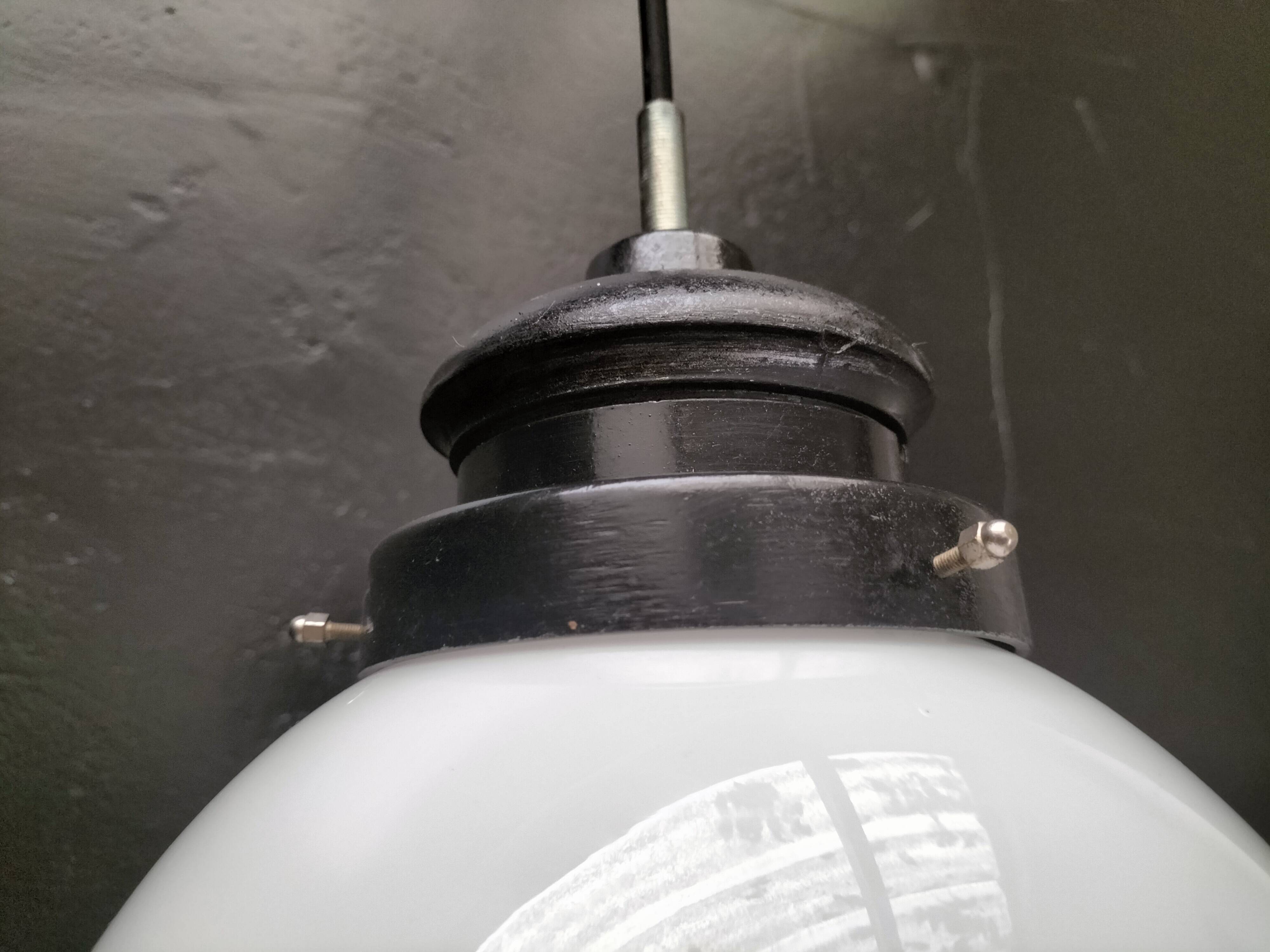 Opaline ball suspension