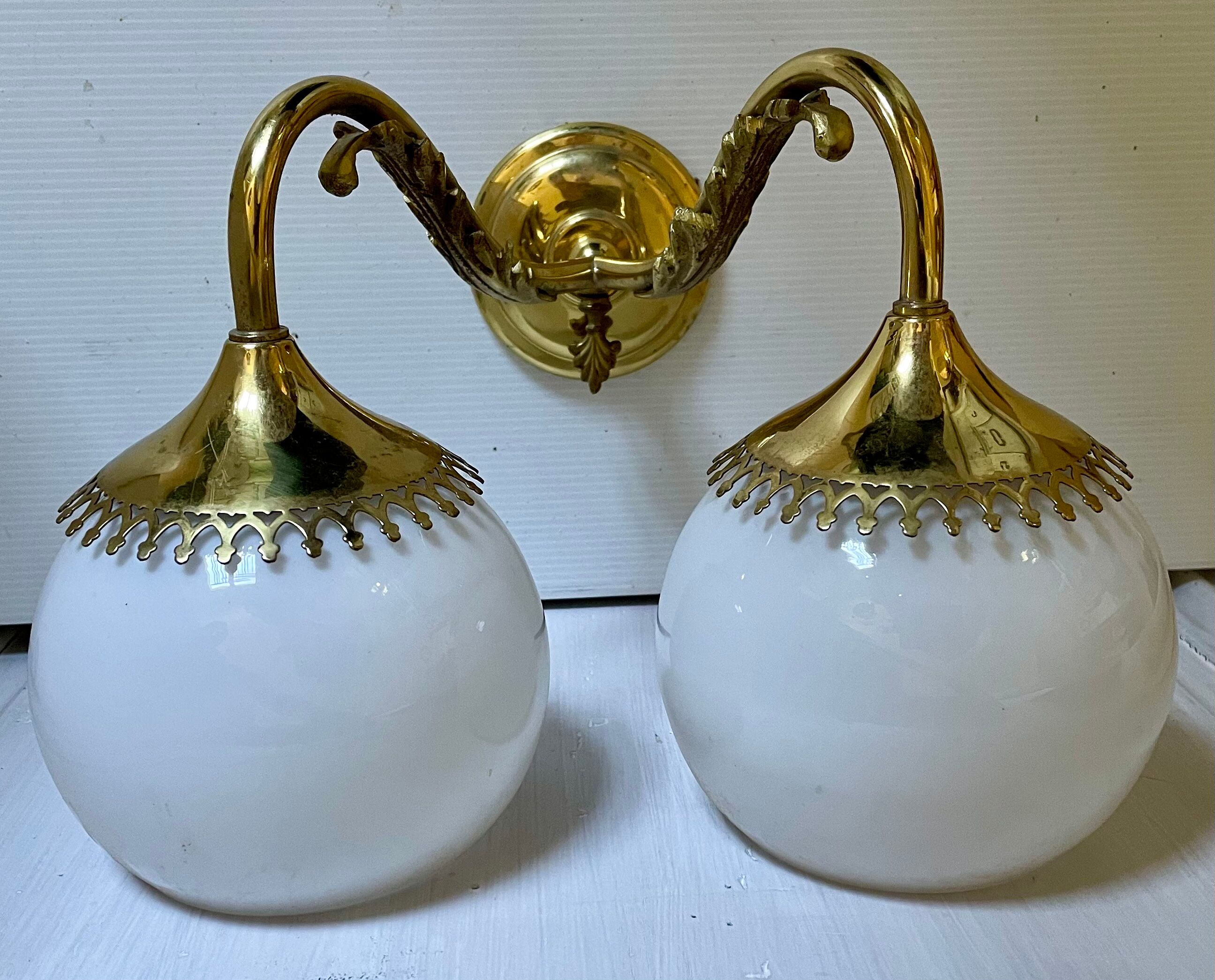 Paire d’appliques laiton et opaline vintage