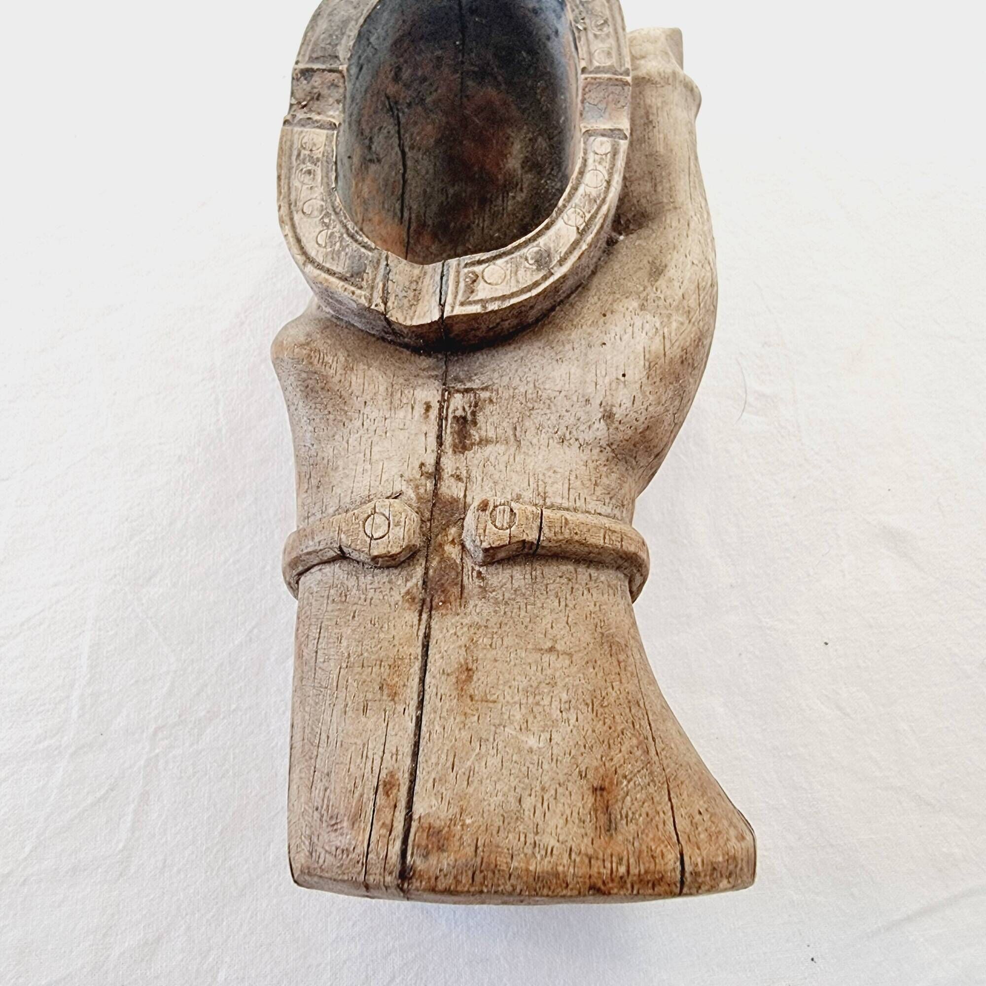 Étrange cendrier sculpté dans le bois et figurant la main sculptée très réaliste d'un Dieu hindou