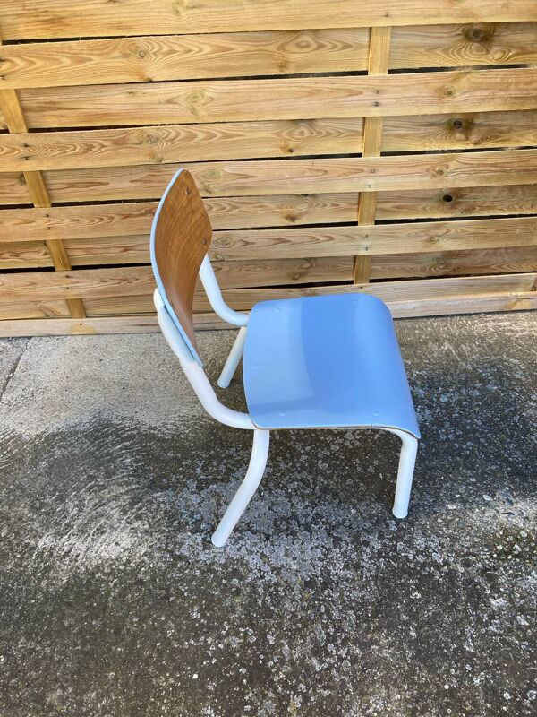 Bureau maternelle et sa chaise