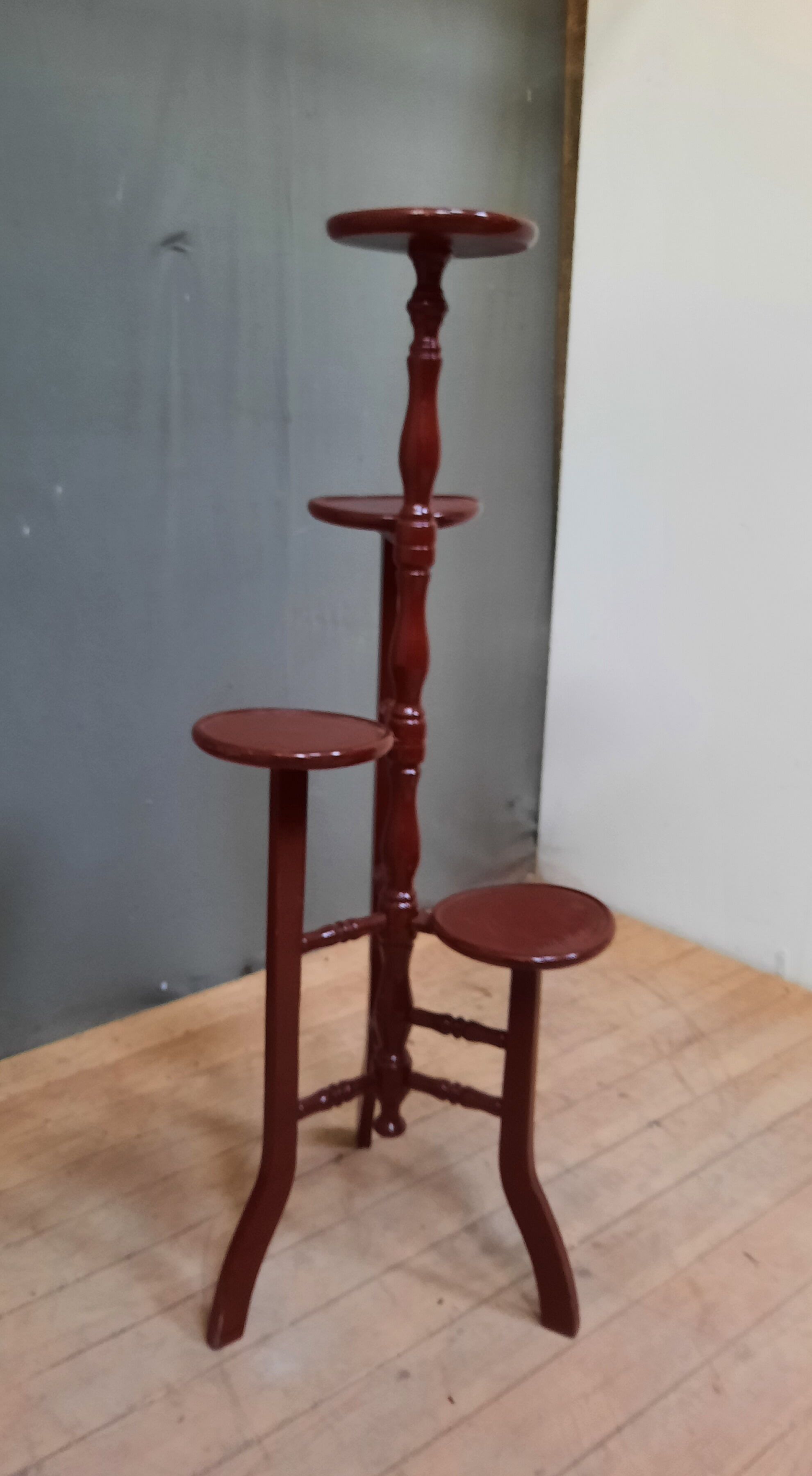 Pot door in red lacquered wood