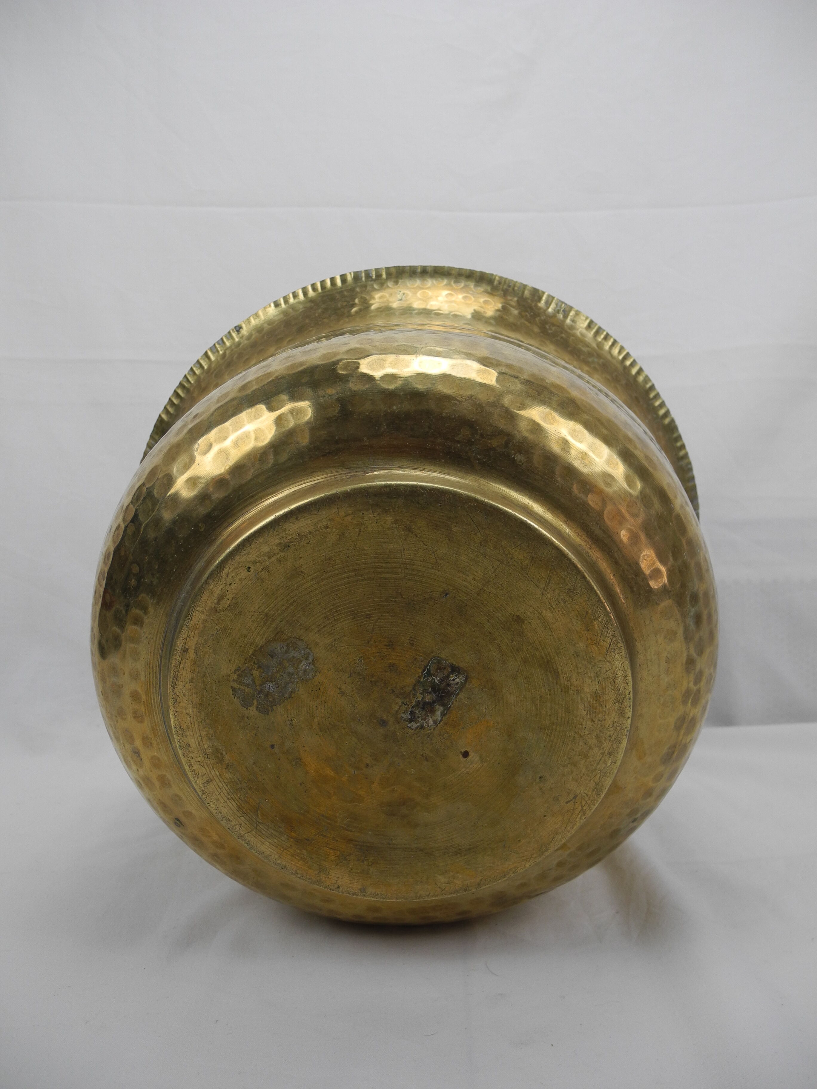 Cache pot laiton doré martelé old brass flowers pot
