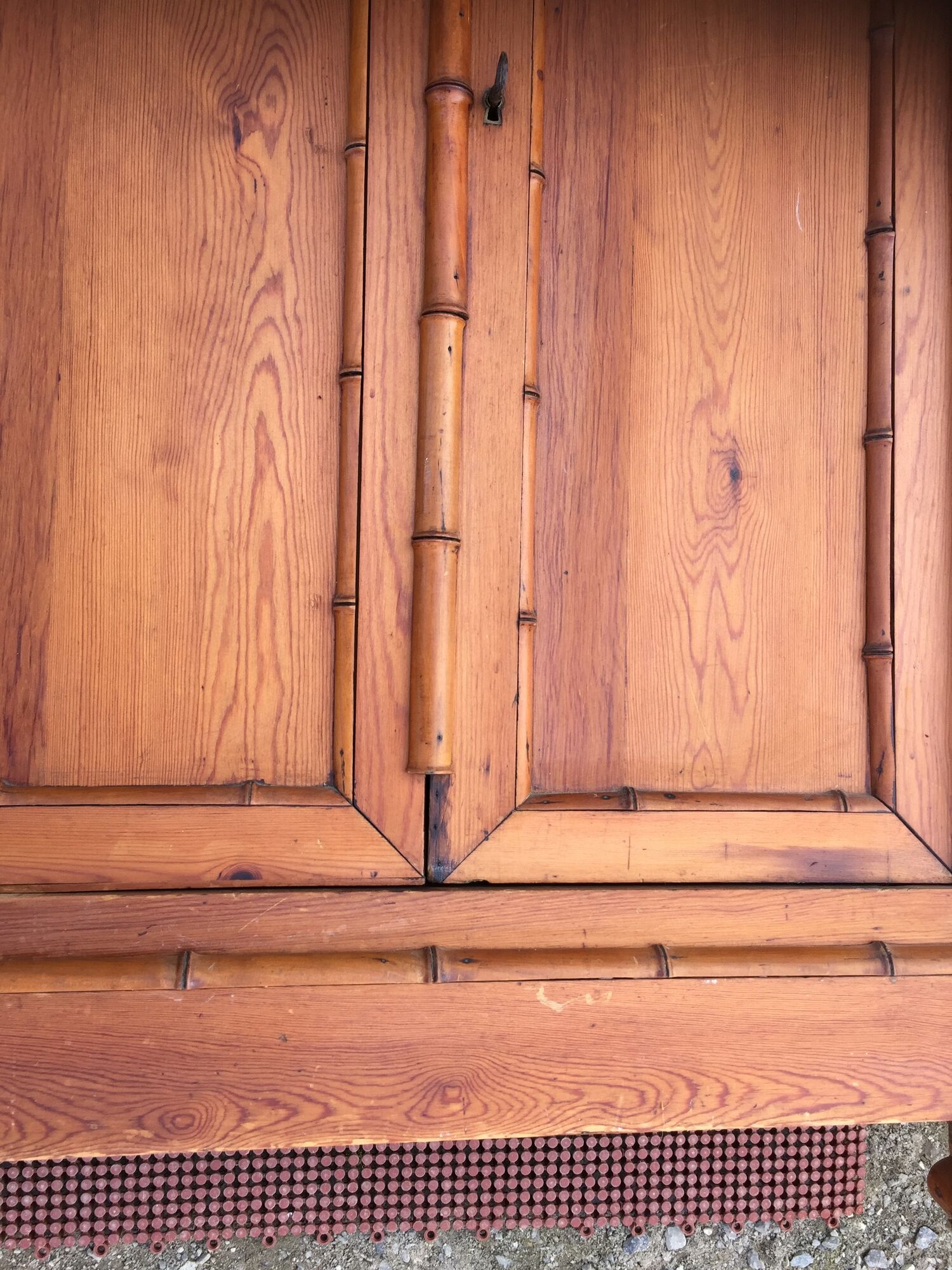 Armoire vintage en pitchpin et bambou d’époque 1900