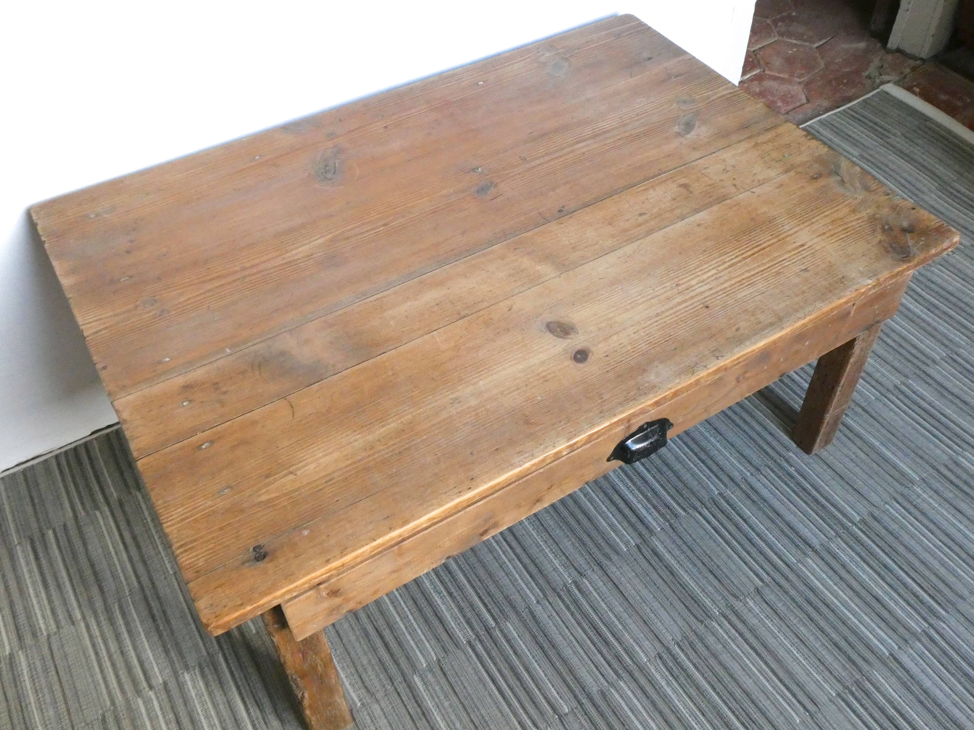 Coffee table in solid wood with a drawer