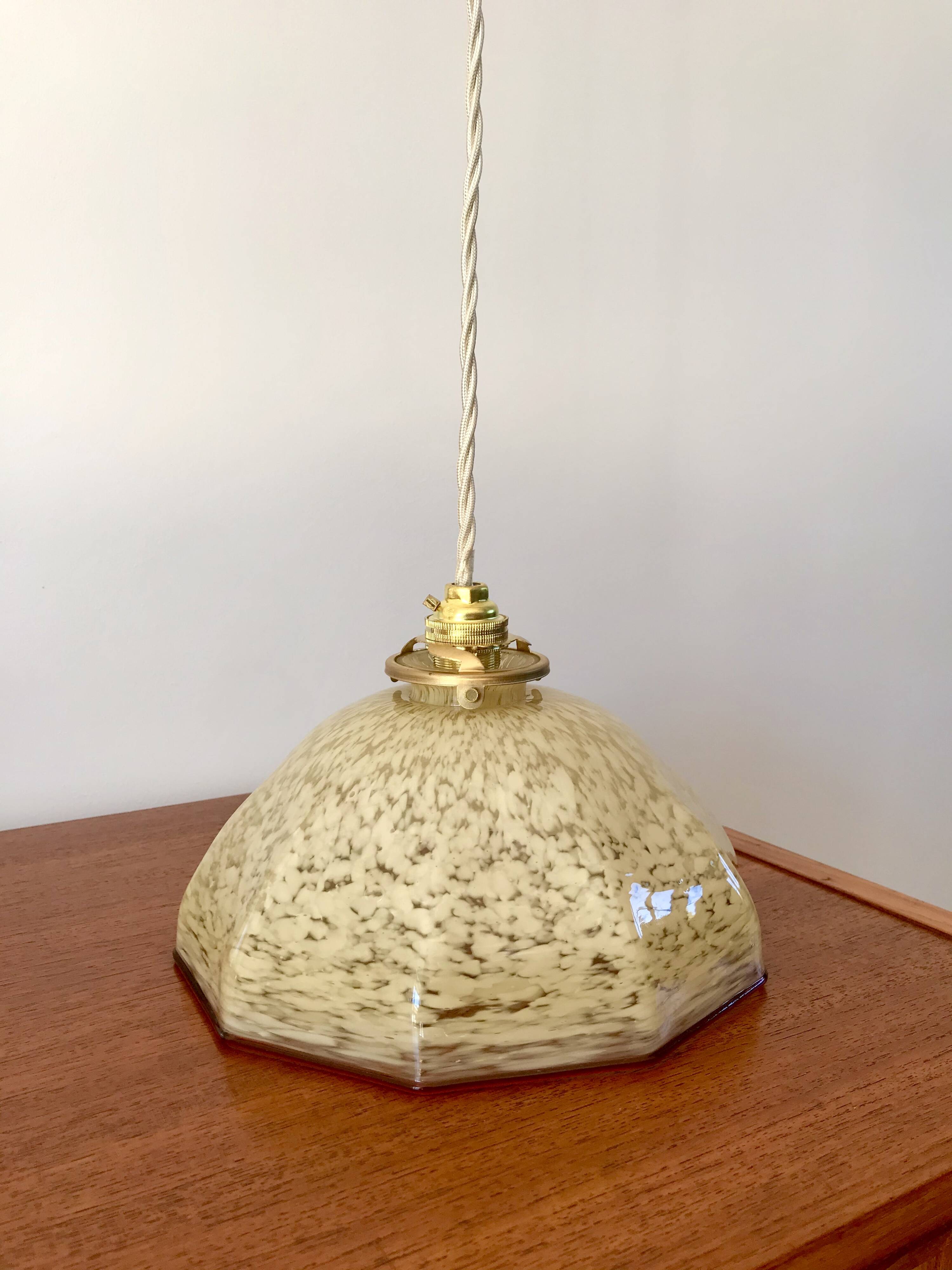 suspension graphique en verre de Clichy jaune et liseré bordeaux années 40-50