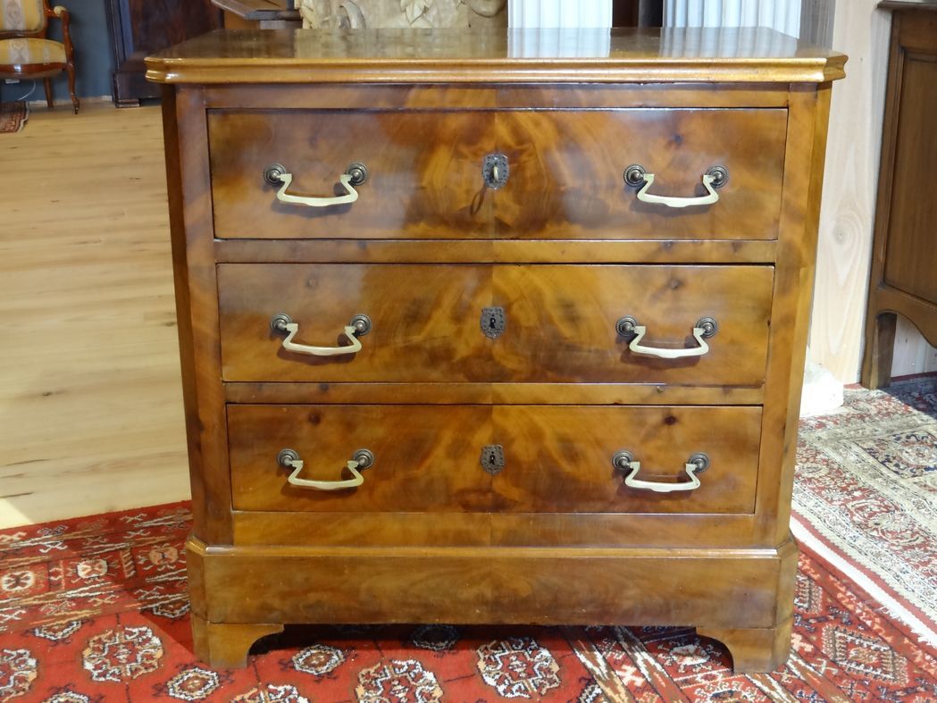 19th century chest of drawers in mahogany veneer, three drawers, 81x80x43 cm