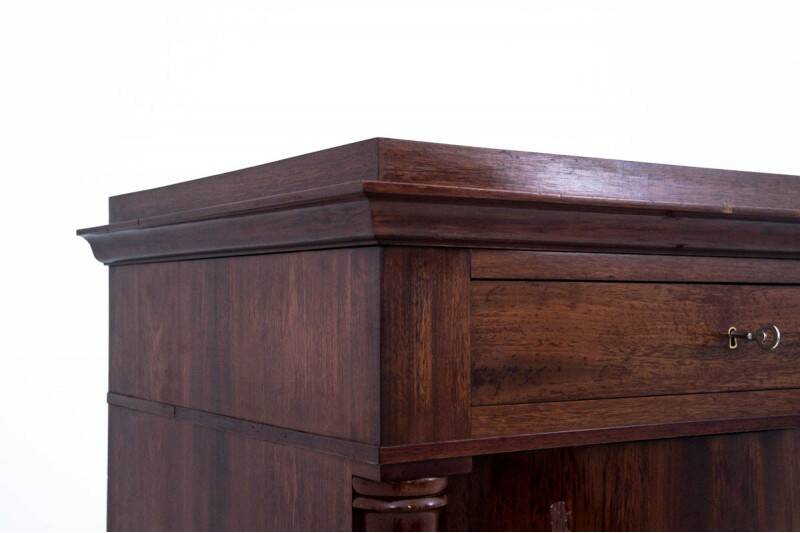 Commode ancienne, Europe du Nord, vers 1860.