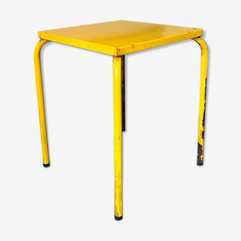 Yellow metal table ☐ 60 x 60 cm