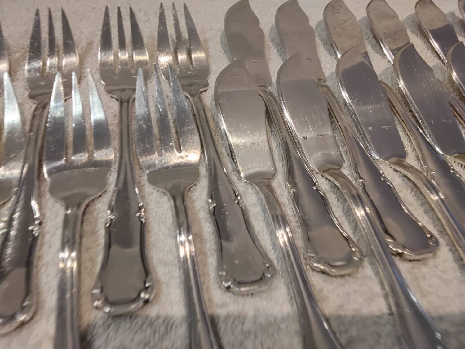 6 silver-plated fish forks and 6 fish knives by Ercuis Valencay