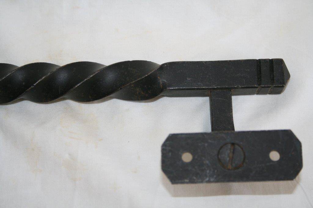 TORSADE iron offset marshal's baton door handle