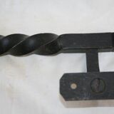 TORSADE iron offset marshal's baton door handle