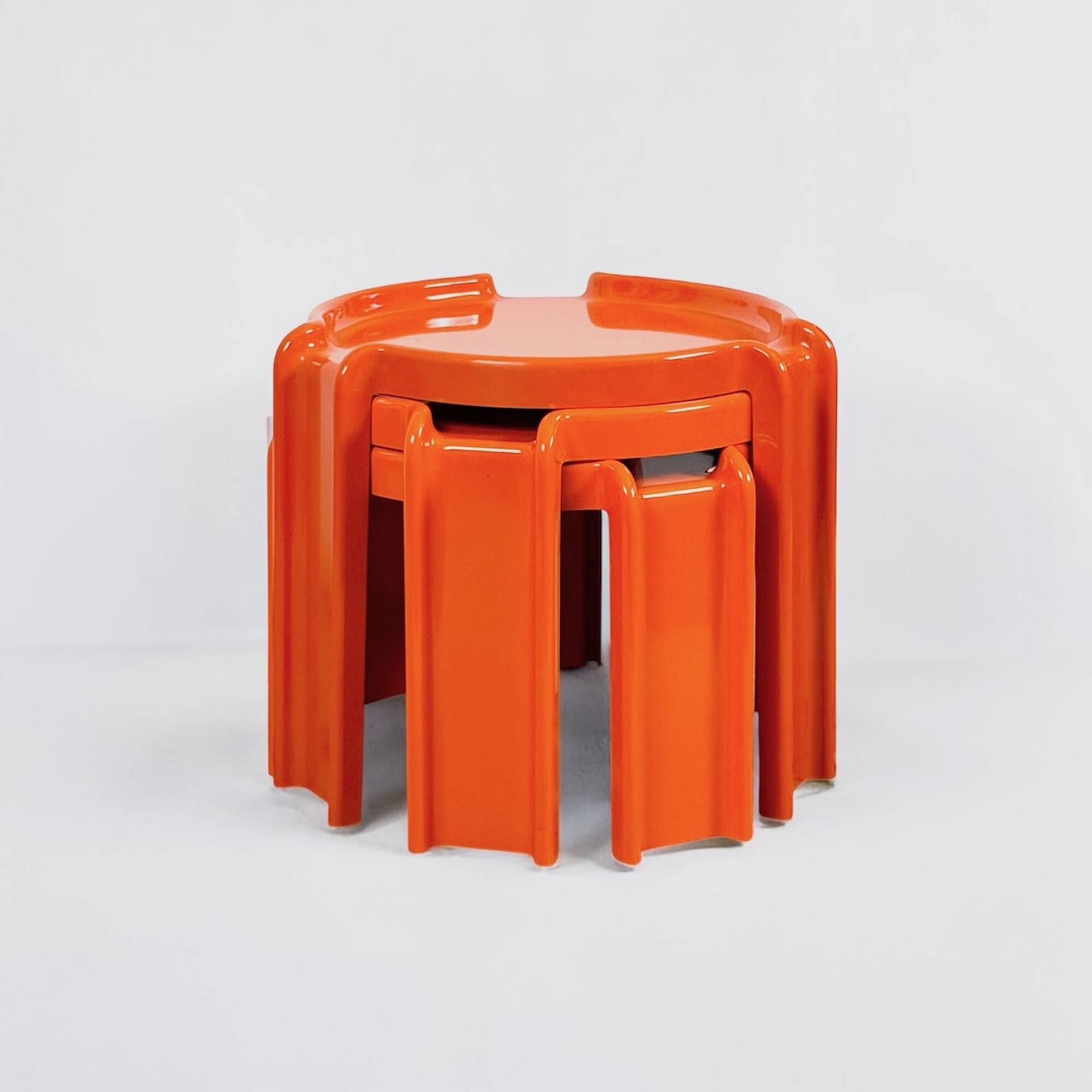 3 tables orange Giotto Stoppino pour Kartell, années 1960