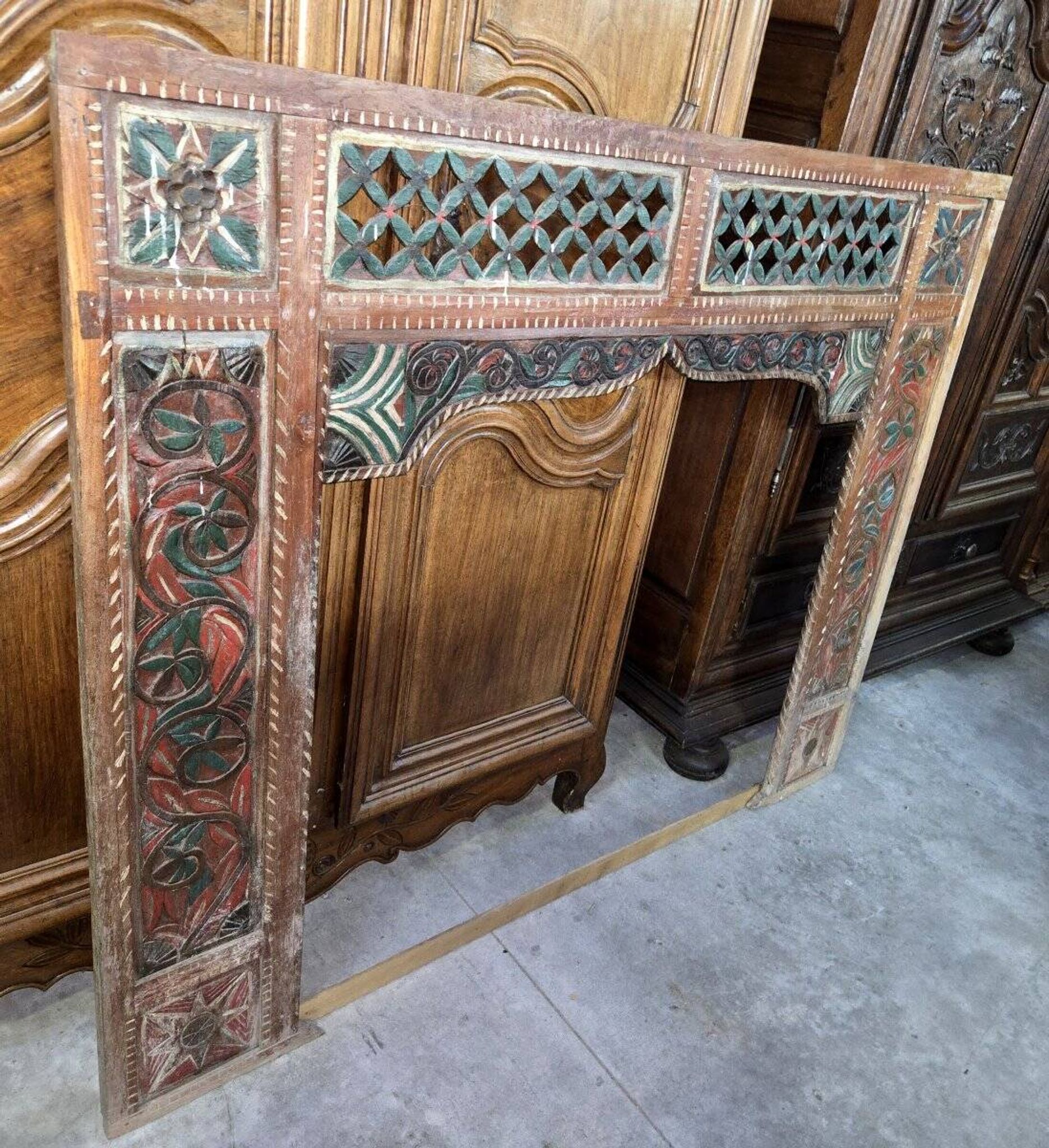 Old façade or decorative frame in carved wood, of Indian origin.