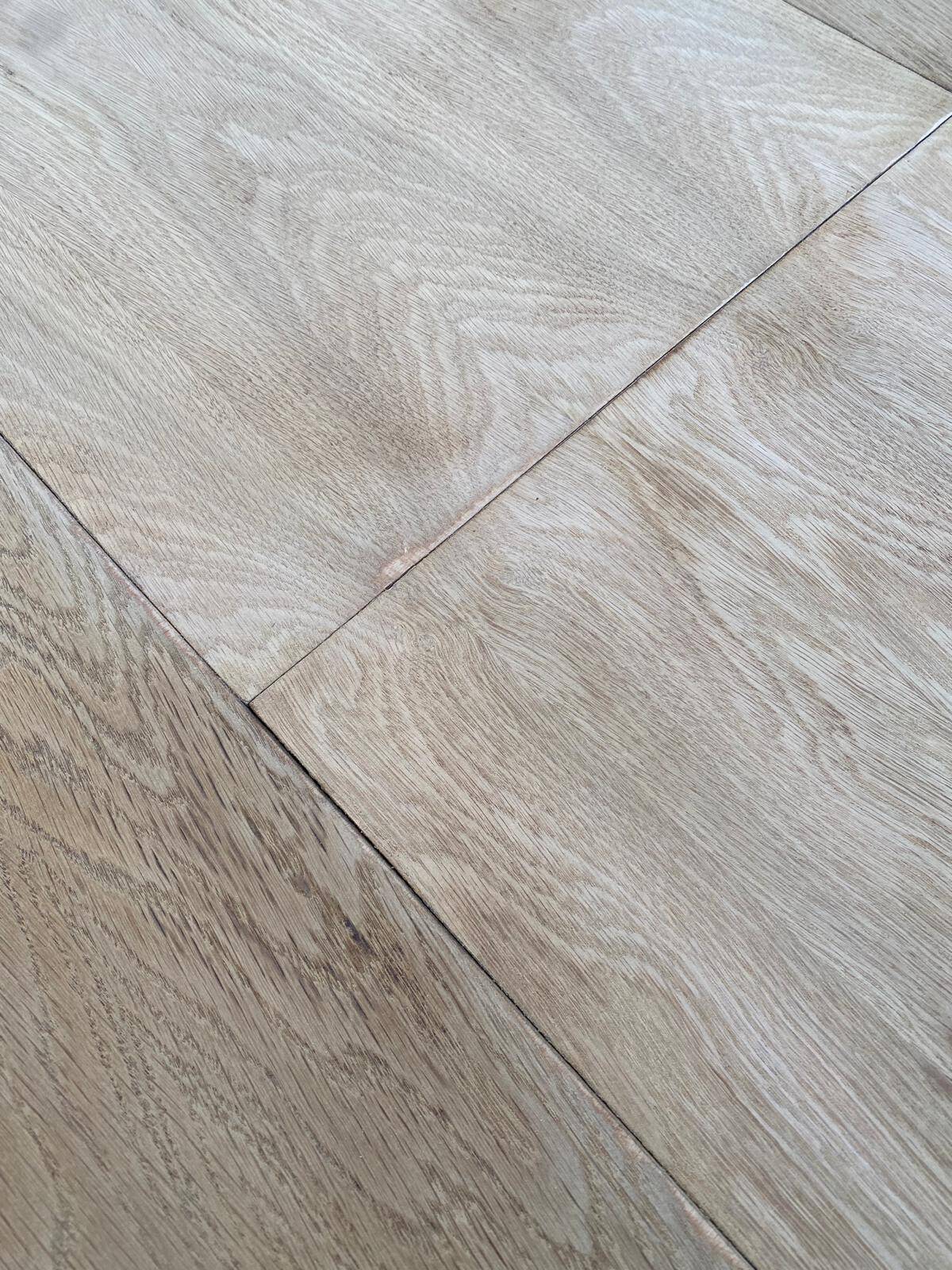 Renovated Louis Philippe round extendable dining table 115cm for 6 people.