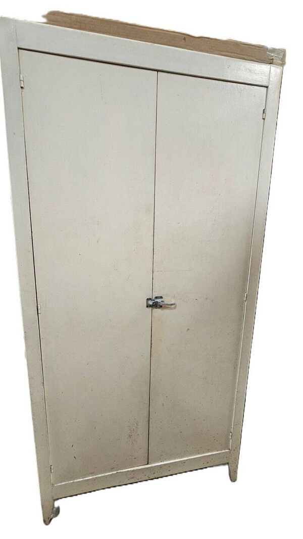 Armoire Parisienne Vintage Peinte En Blanc