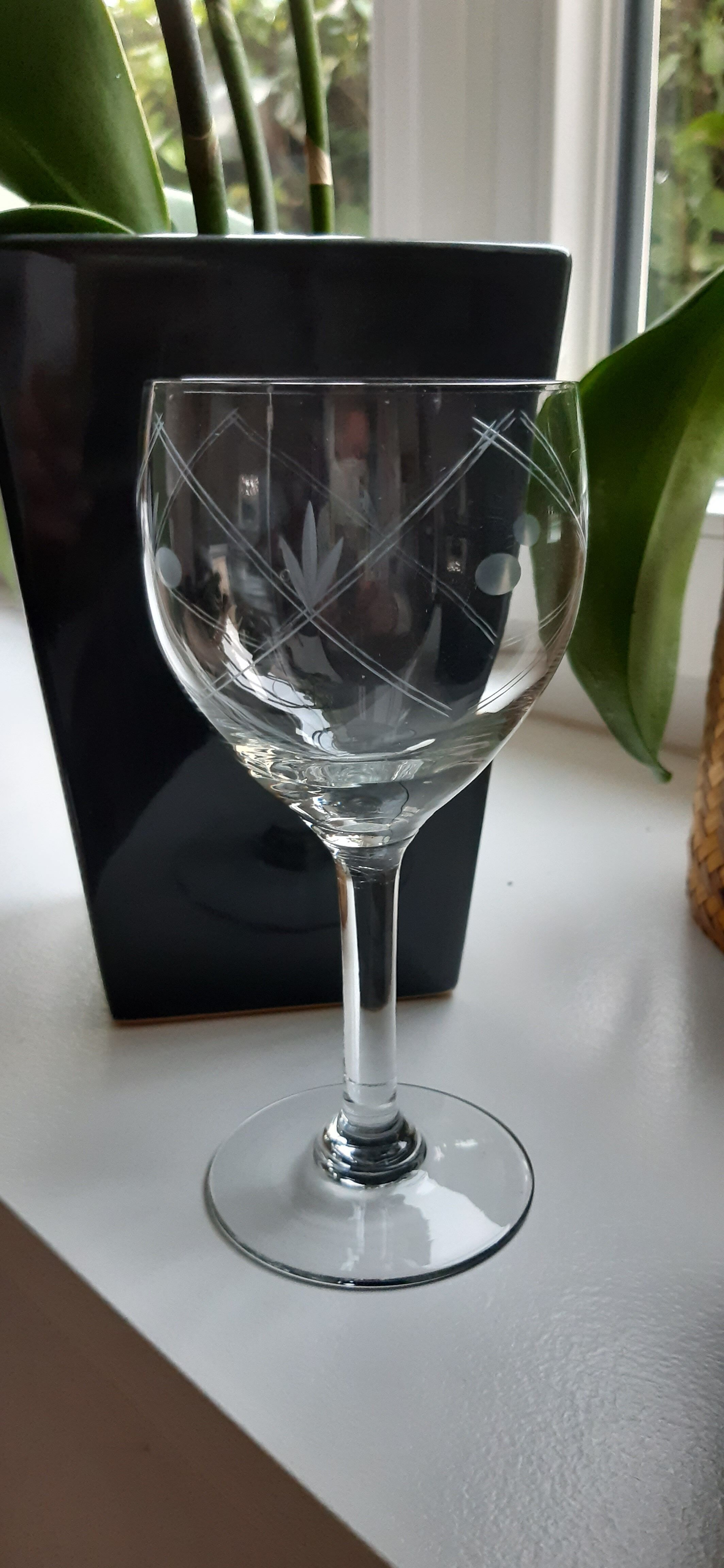 Set of 6 wine glasses / water 50 years engraved in crystal