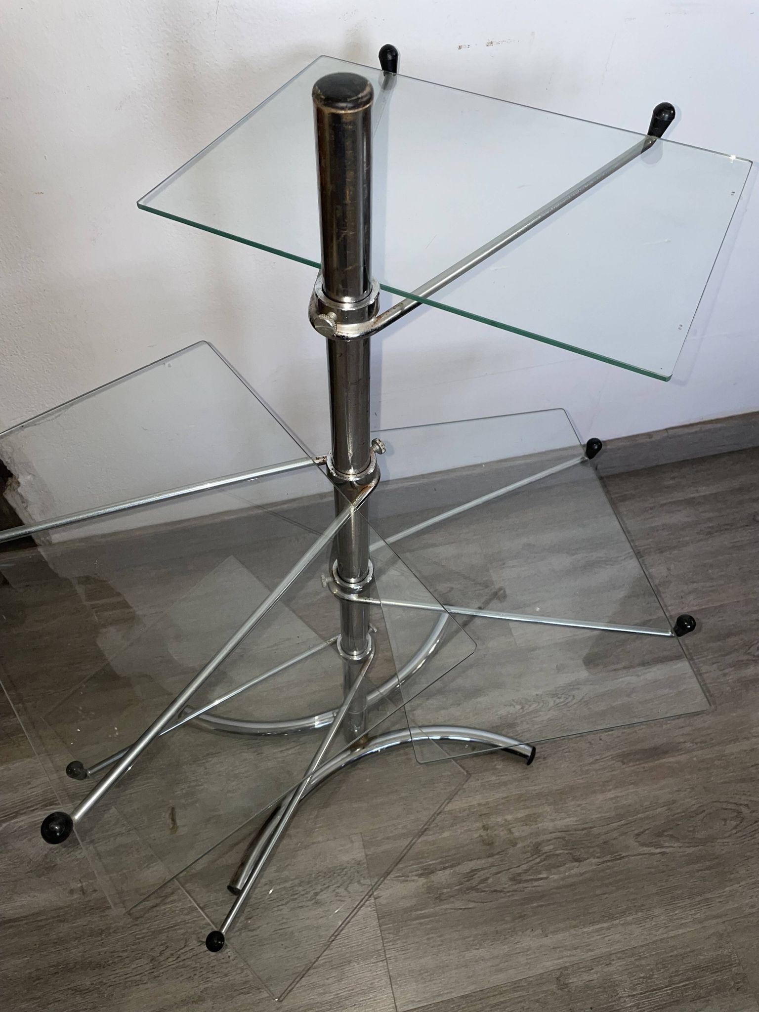 Étagère à quatre plateau orientable en métal chromé