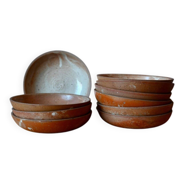 Série de 10 assiettes en grès tourné, pyrité et émaillé, wabi sabi brutalis