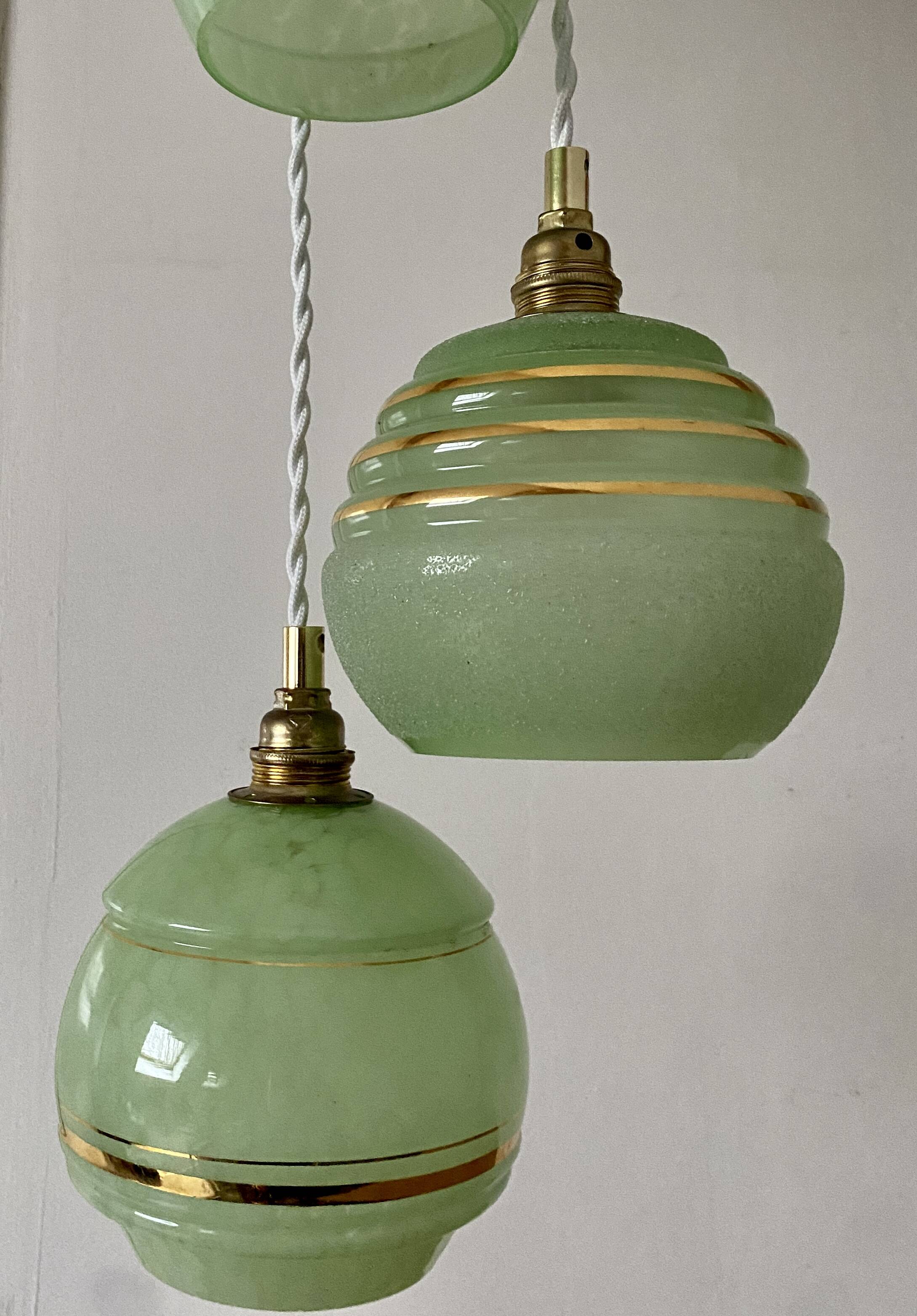 Suspension triple globes vintage art déco en verre vert et doré