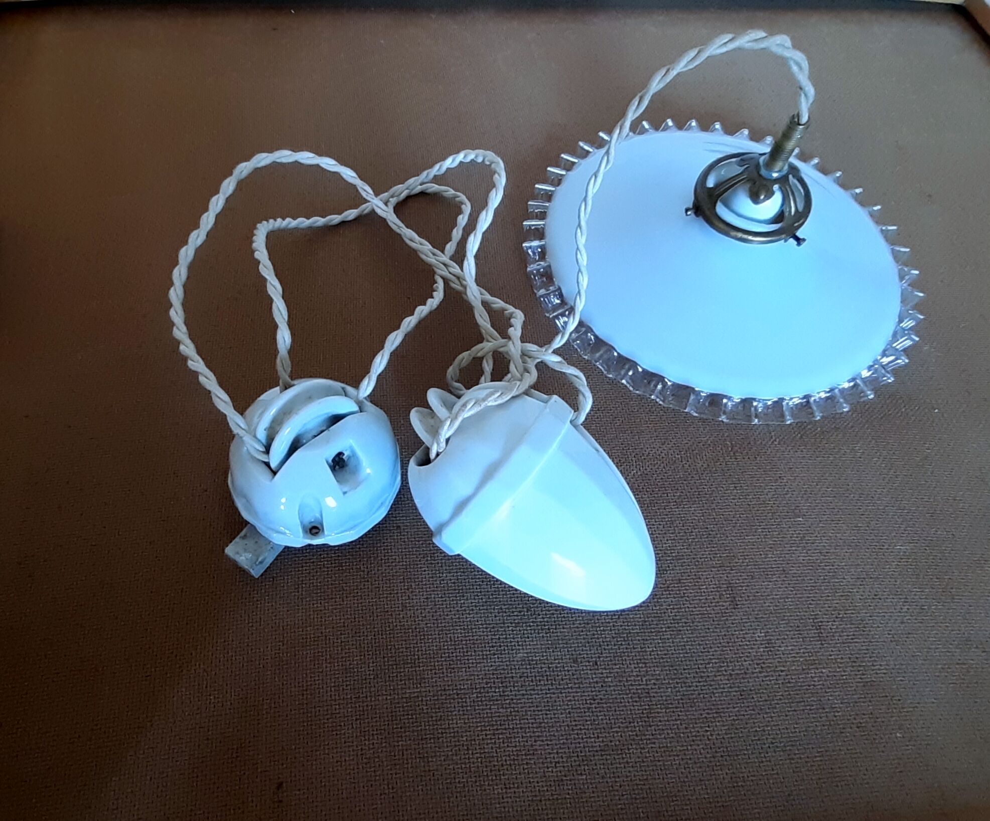 Goes up and down hanging lamp in opaline