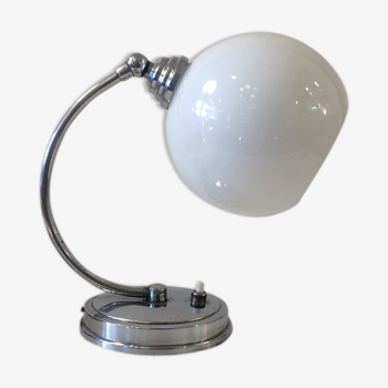 Lampe de chevet opaline boule et pied chrome, 1950