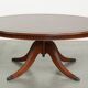 Table basse avec un plateau en cuir rouge de style anglais du 20e siècle.