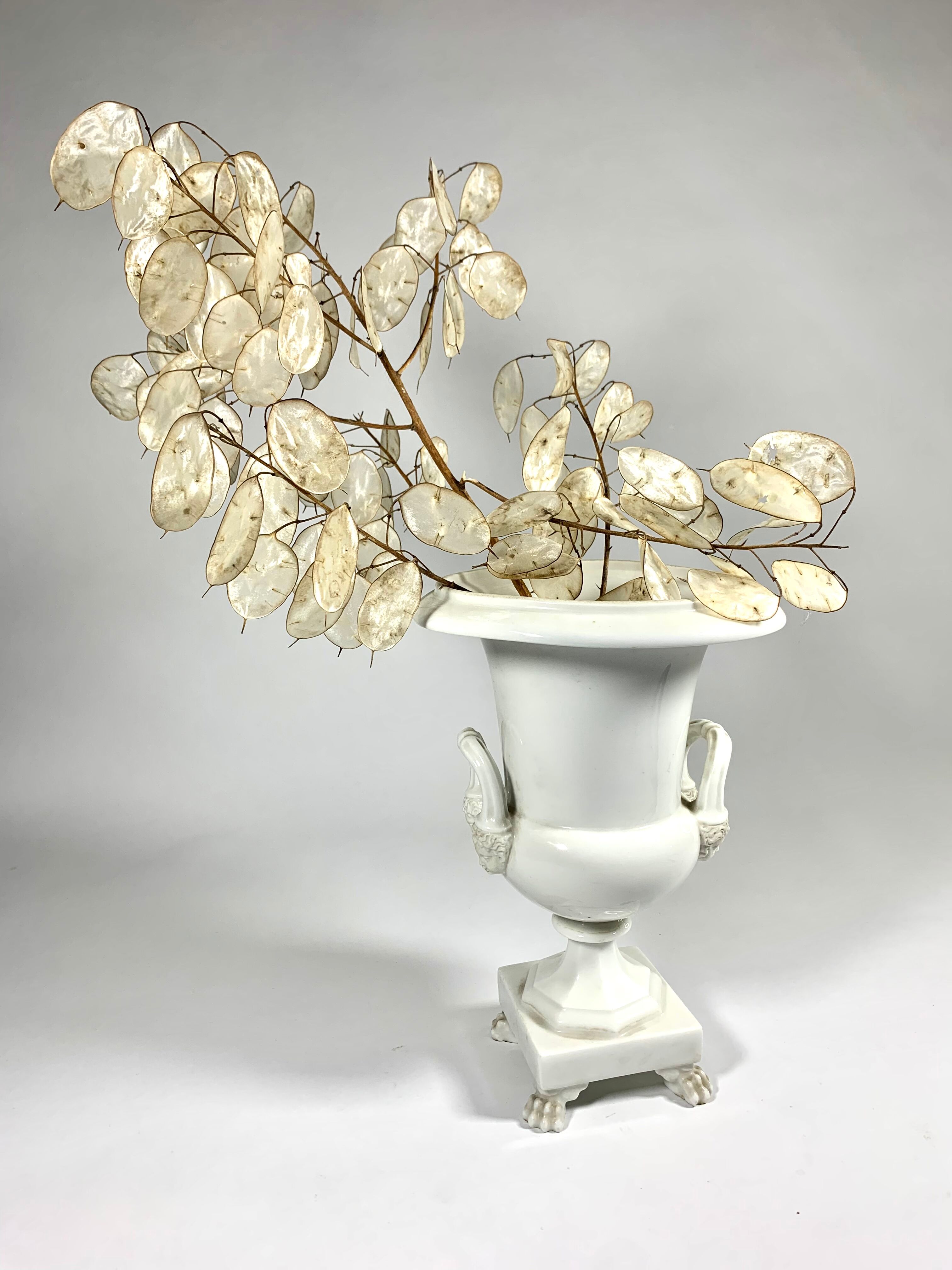 Vase de style Médicis en porcelaine de Paris blanche de la fin 19ème siècle