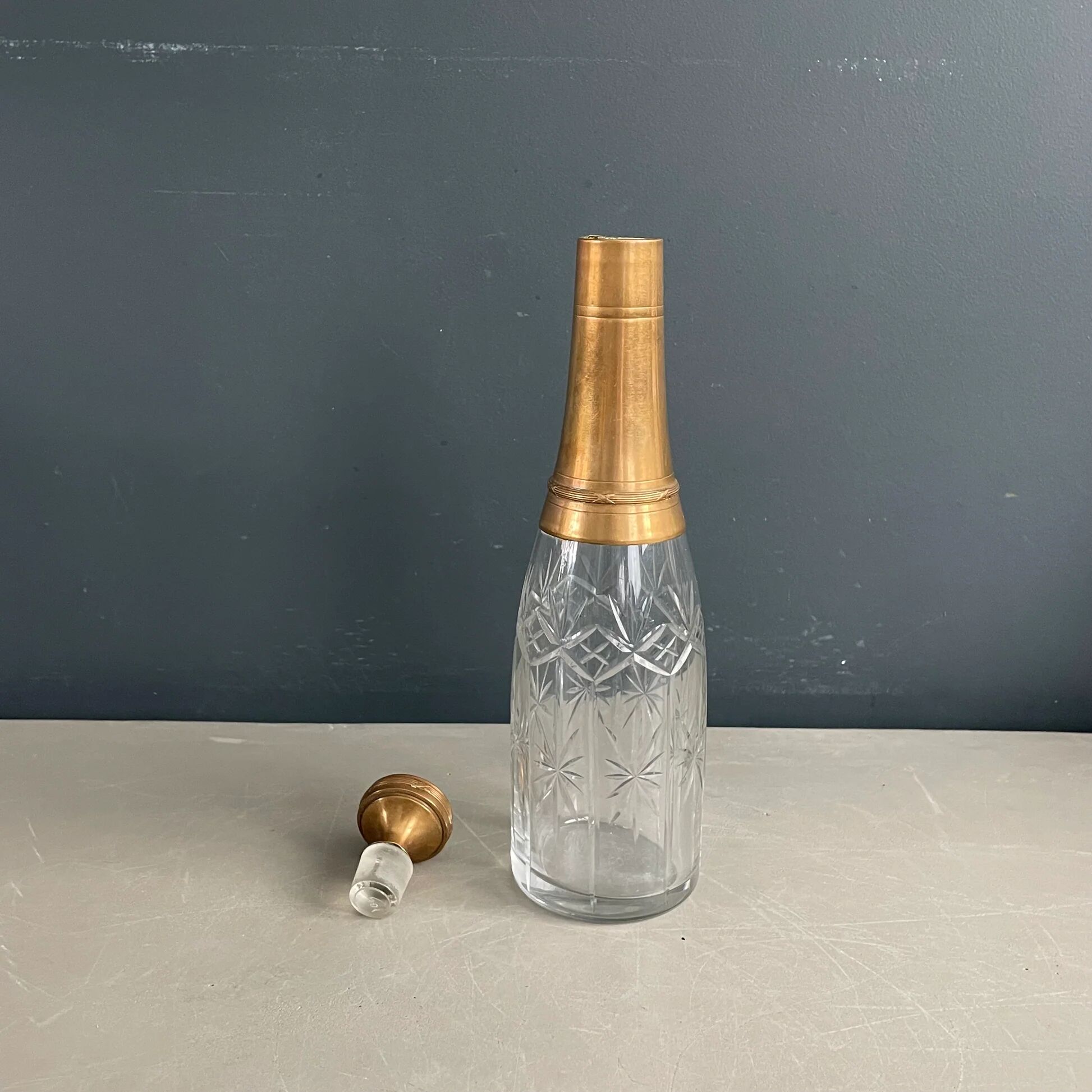 Bouteille flacon en verre ciselé et cuivre