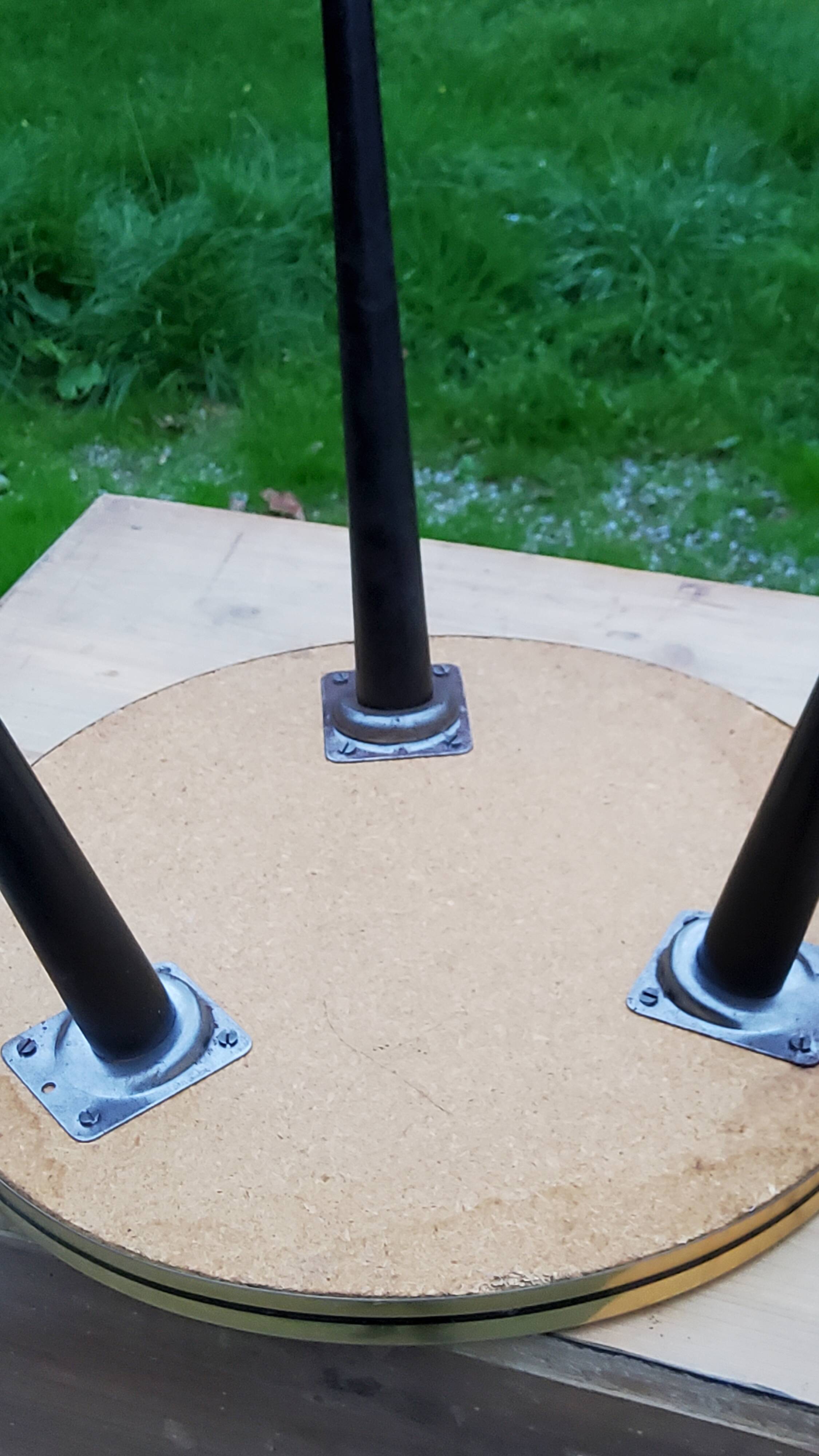Table d’appoint vintage des années 60 piètement tripode bois noirci plateau formica blanc