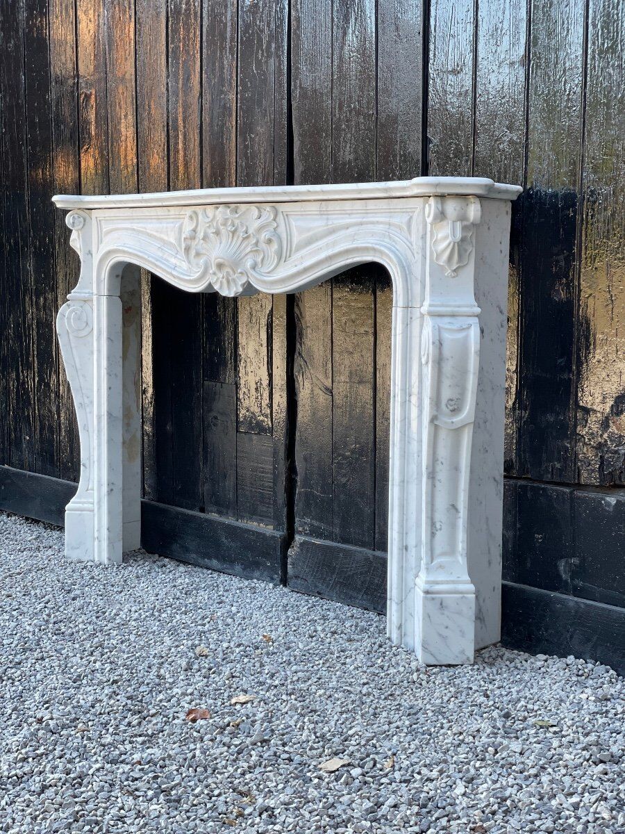 Cheminée de style Louis XV en marbre de carrare