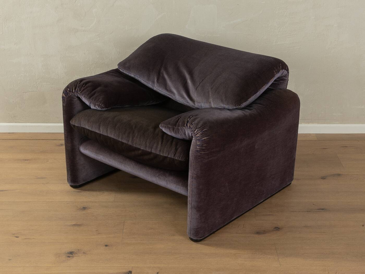 "675 MARALUNGA" armchair