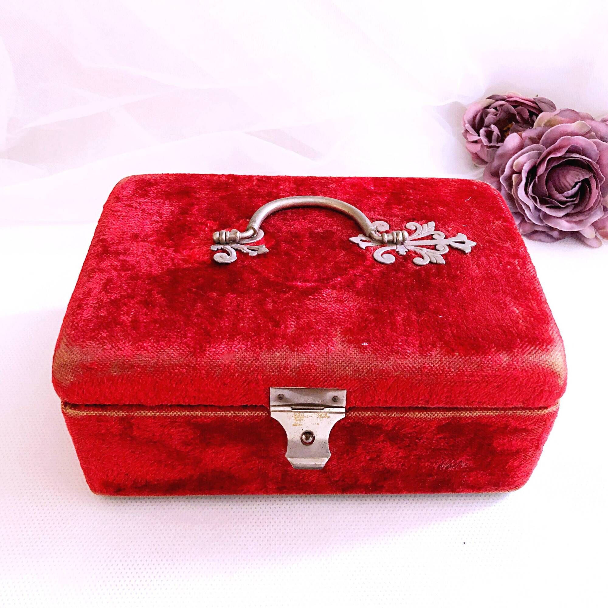 Sewing box padded with red silk, Napoleon III style