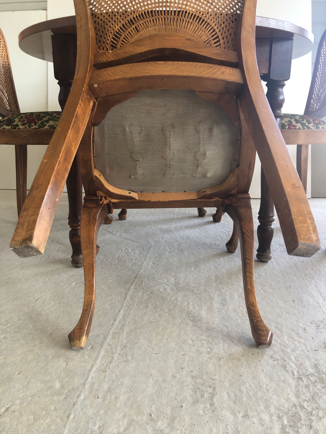 Table ronde avec rallonges et 4 chaises dossier cannage Vintage