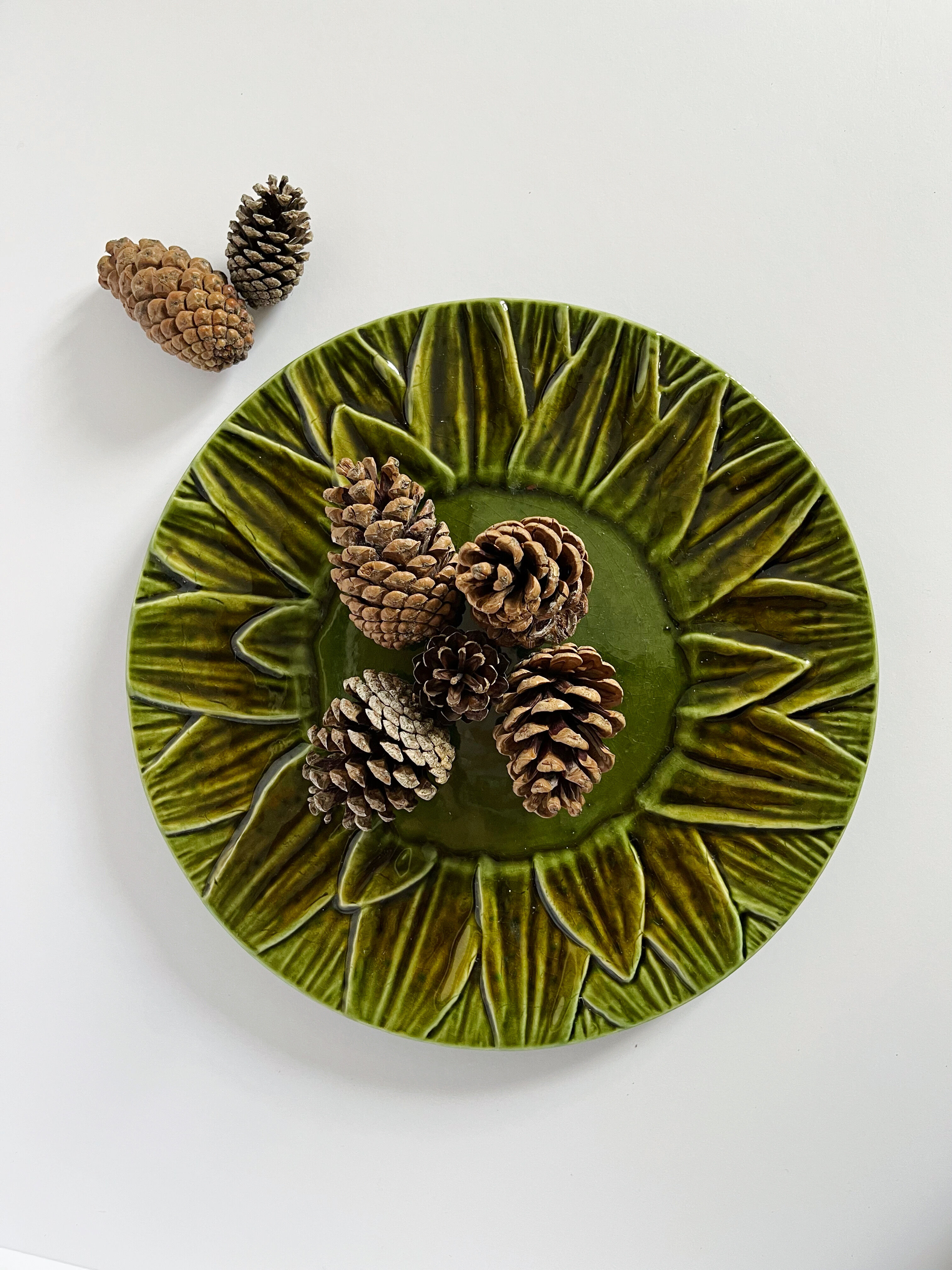 Dish décor artichoke