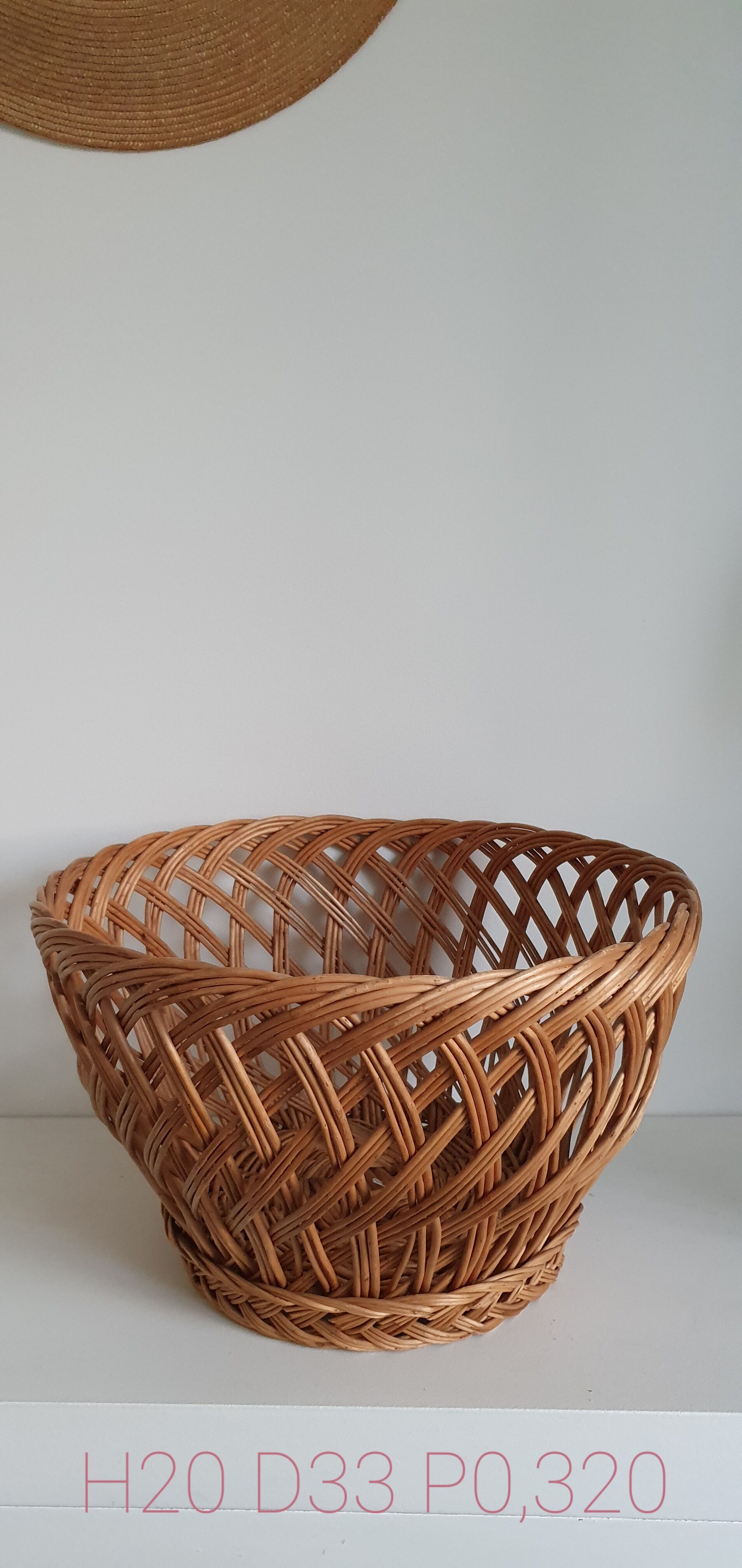 Bread basket and basket