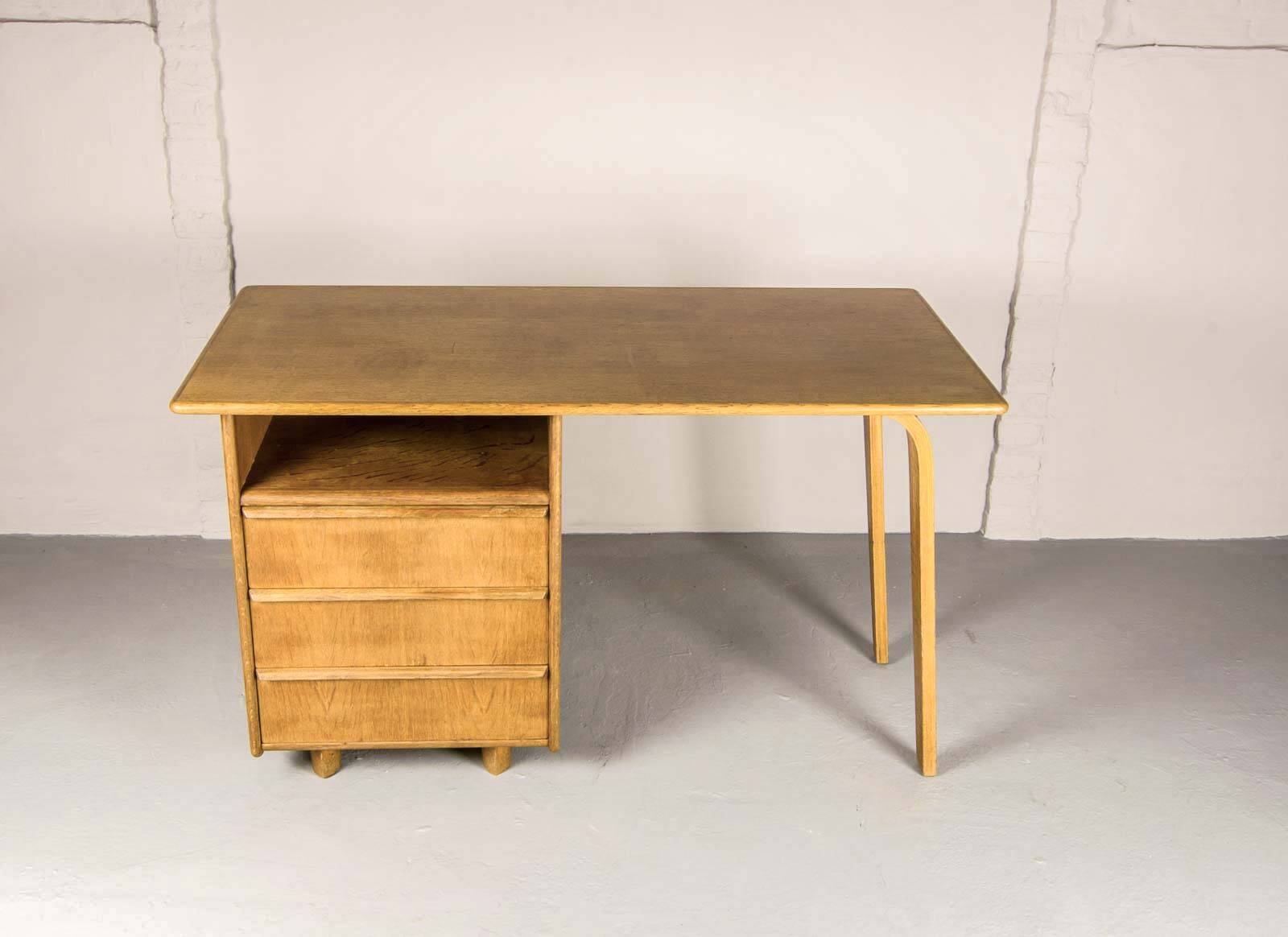 Cees Braakman Dutch Design EE02 Oak Desk for Pastoe. The Netherlands, 1950s