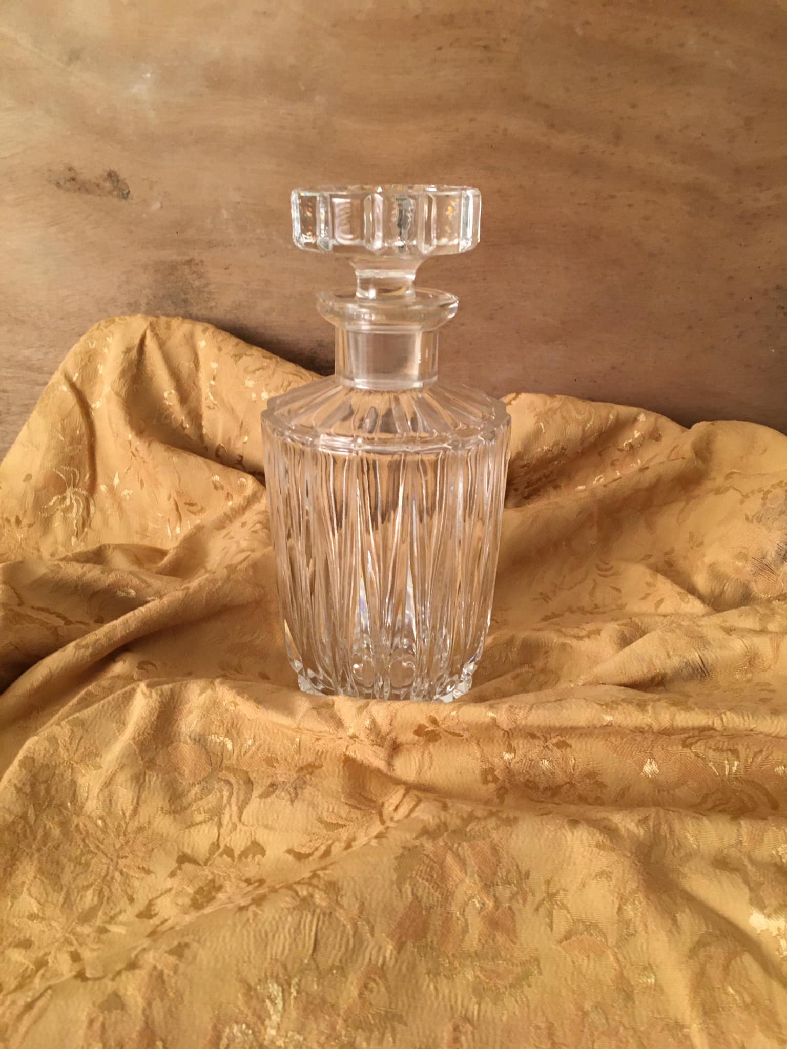 Carafe en verre ciselé avec bouchon verre