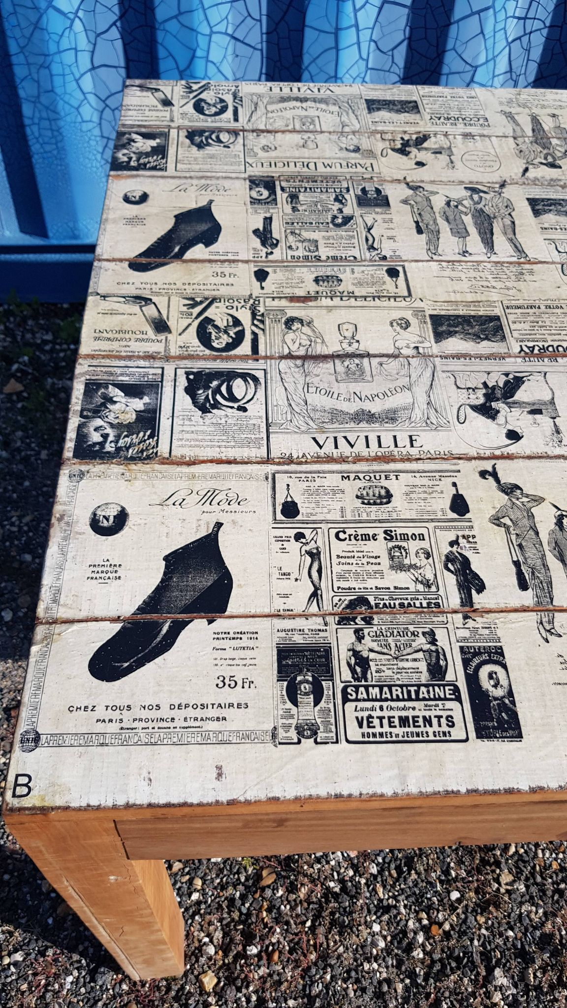 Table à manger en teck avec plateau illustré