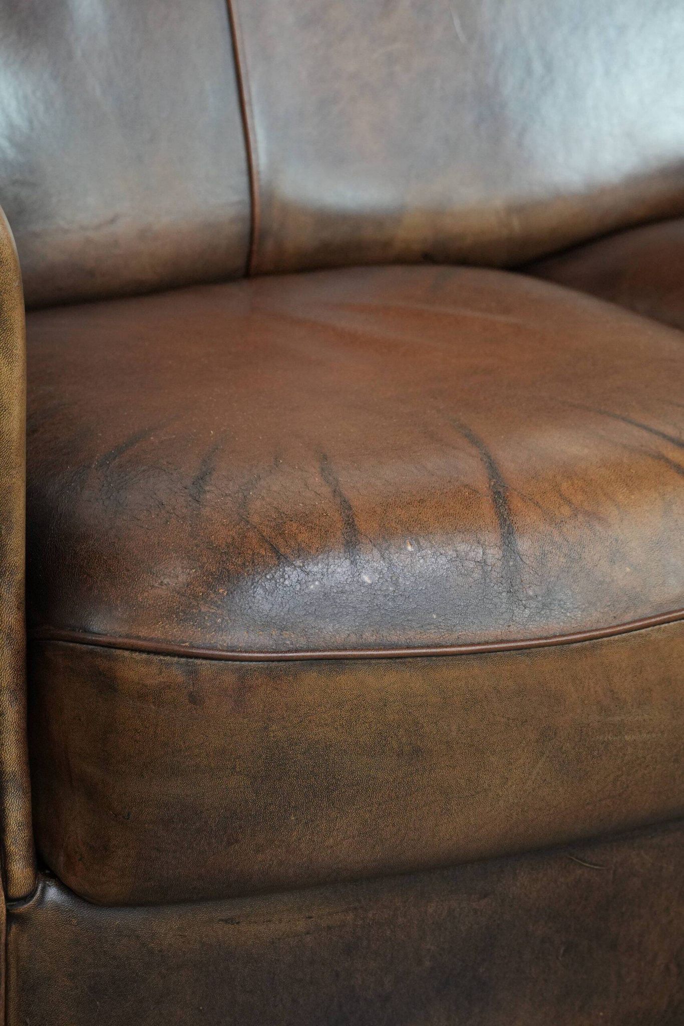 Characterful vintage sturdy 2-seater club sofa made of sheepskin leather
