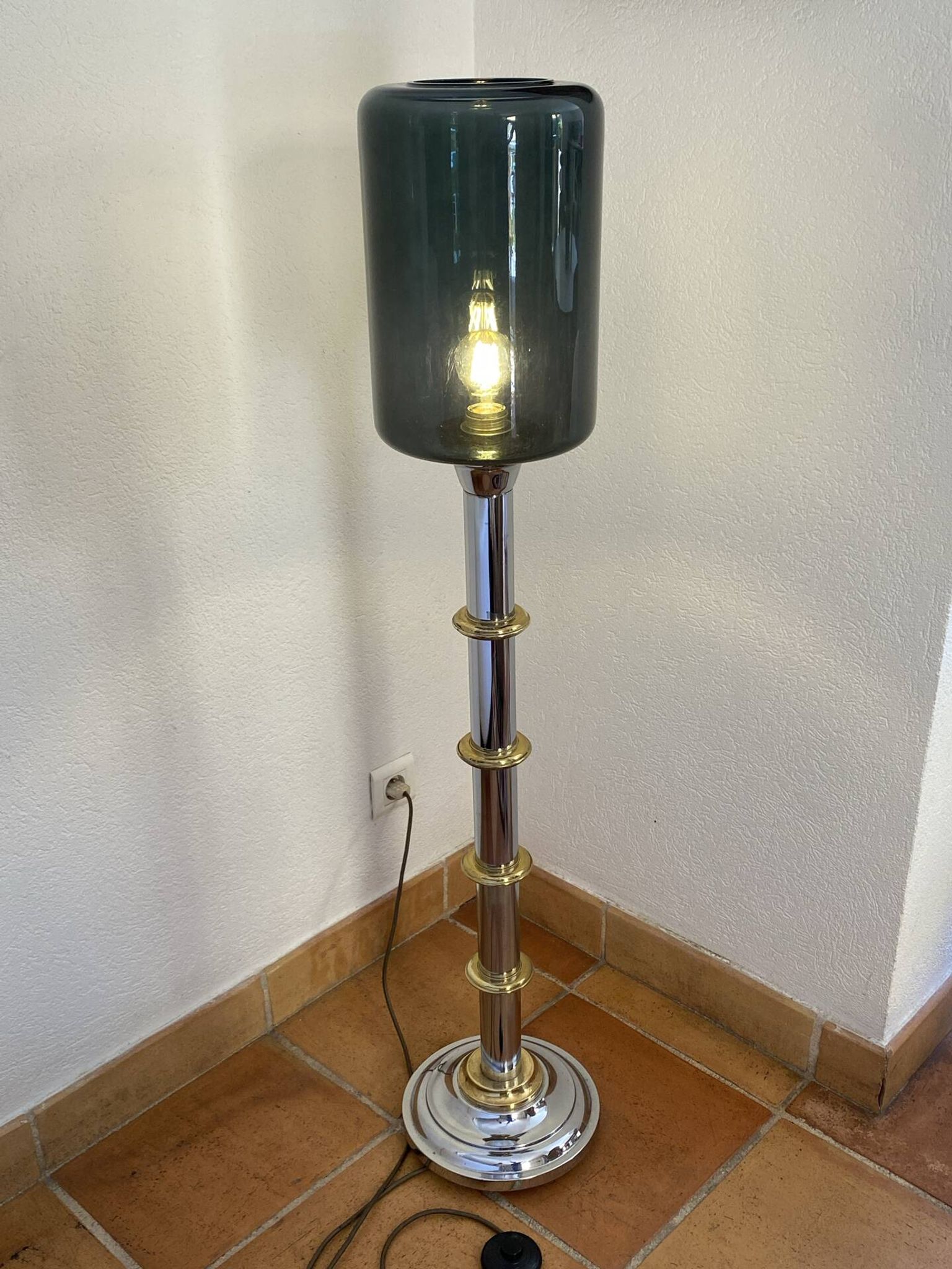 Lampadaire en métal et verre fumé