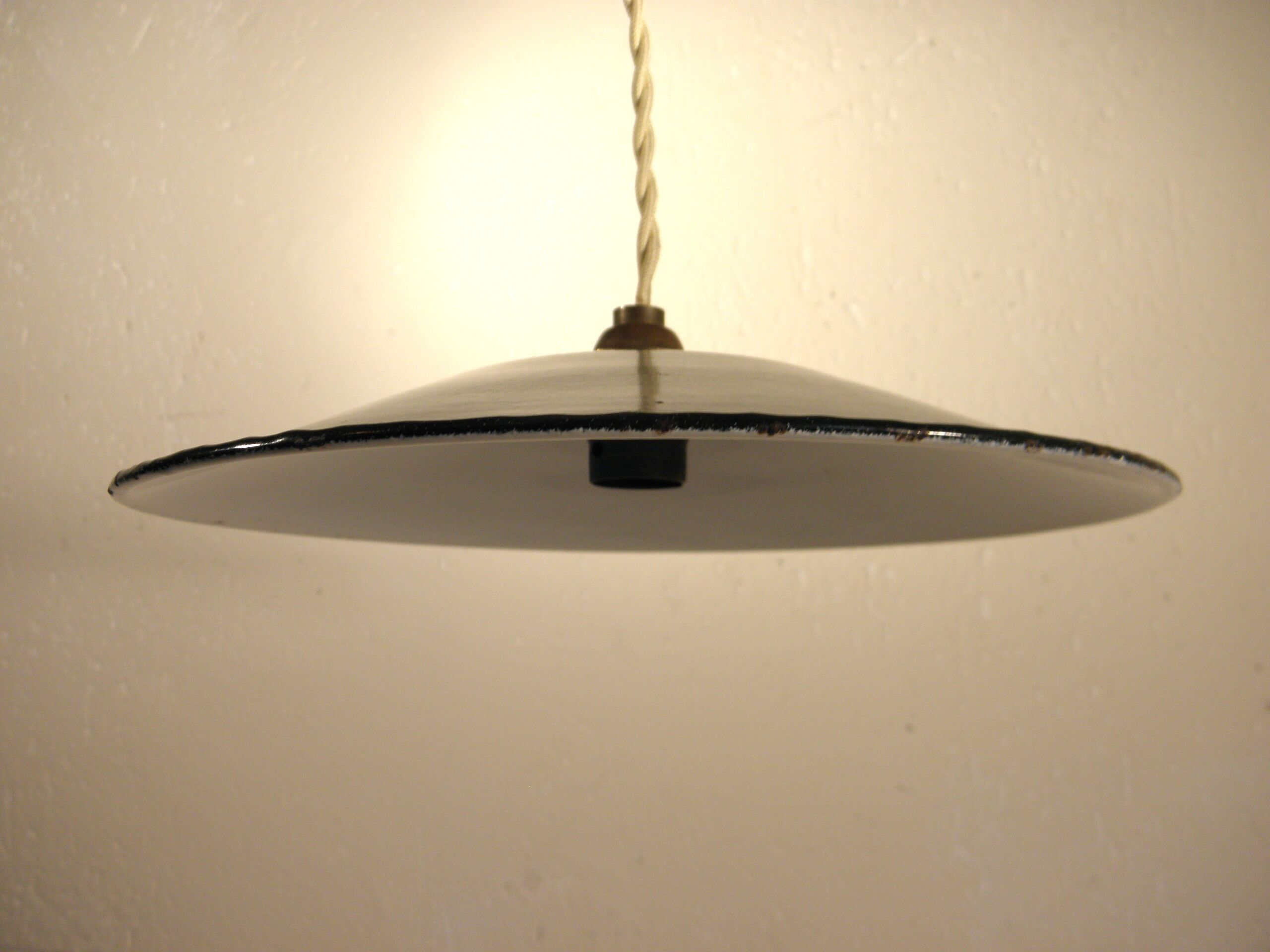 Enamelled sheet metal suspension