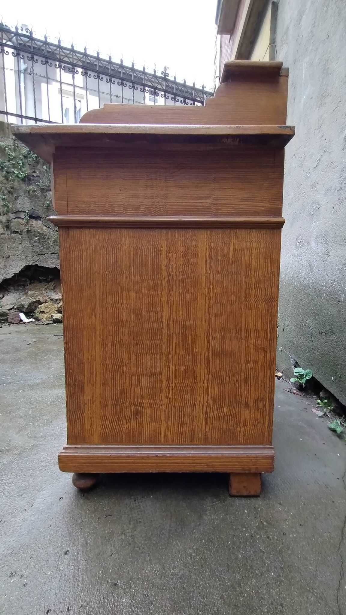 Solid wood 2-door 2-drawer chest of drawers