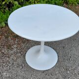 Round fiberglass table tulip foot