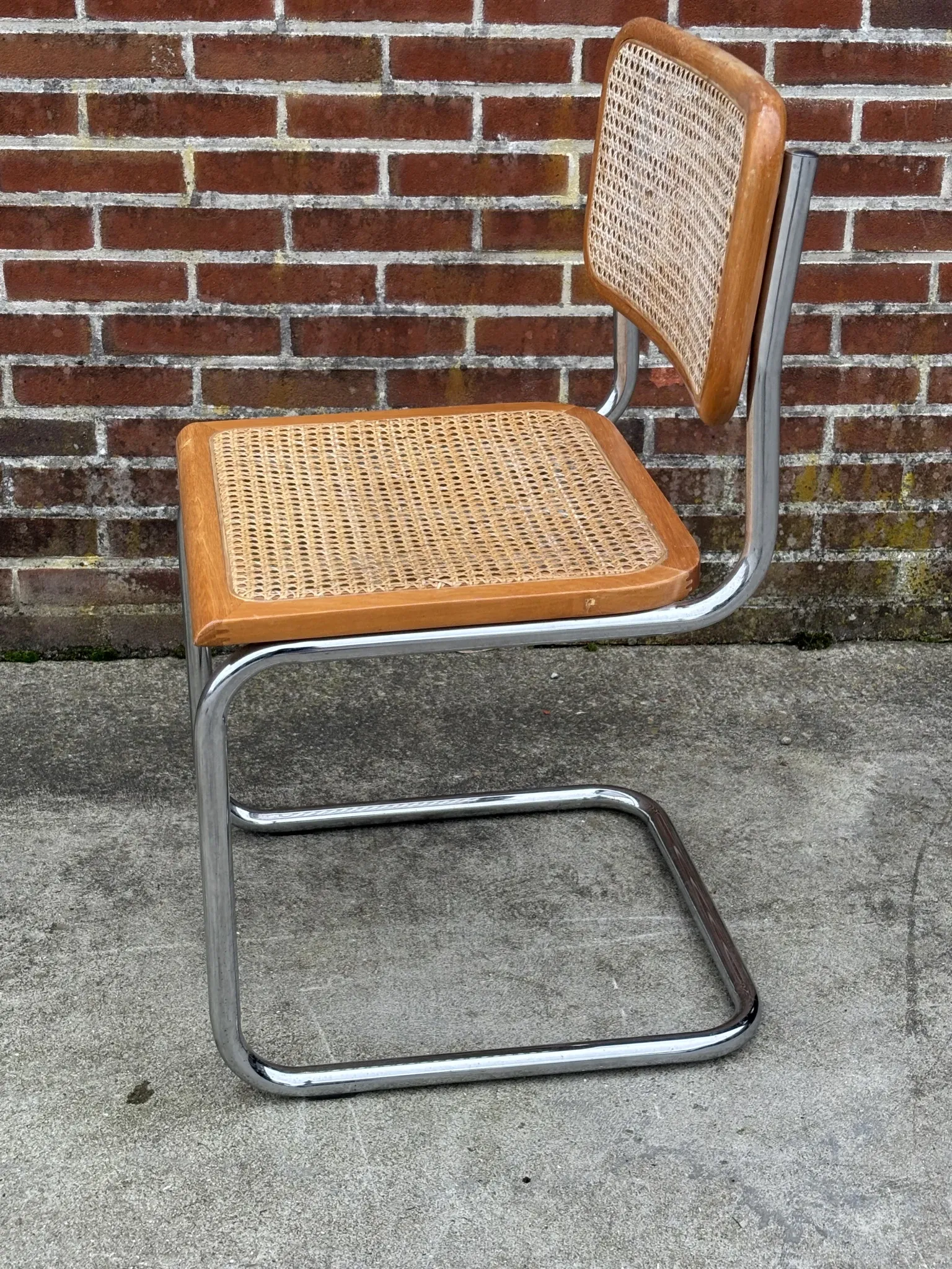 Chaise de design Cesca modèle B32 en chrome