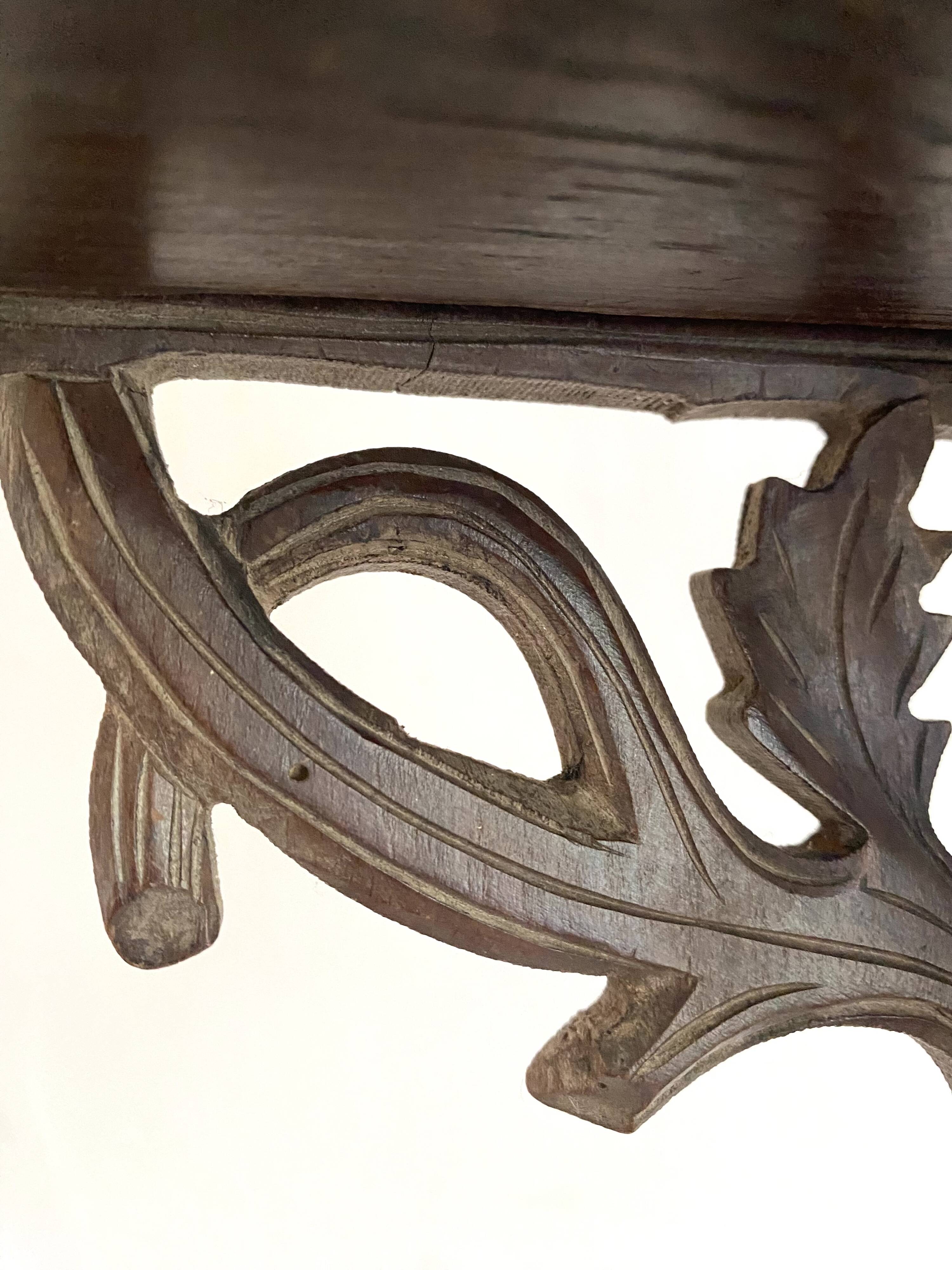 Etagère d'angle ancienne en bois sculpté oiseaux XIXe