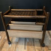 Porte revue en rotin vintage sur roulettes